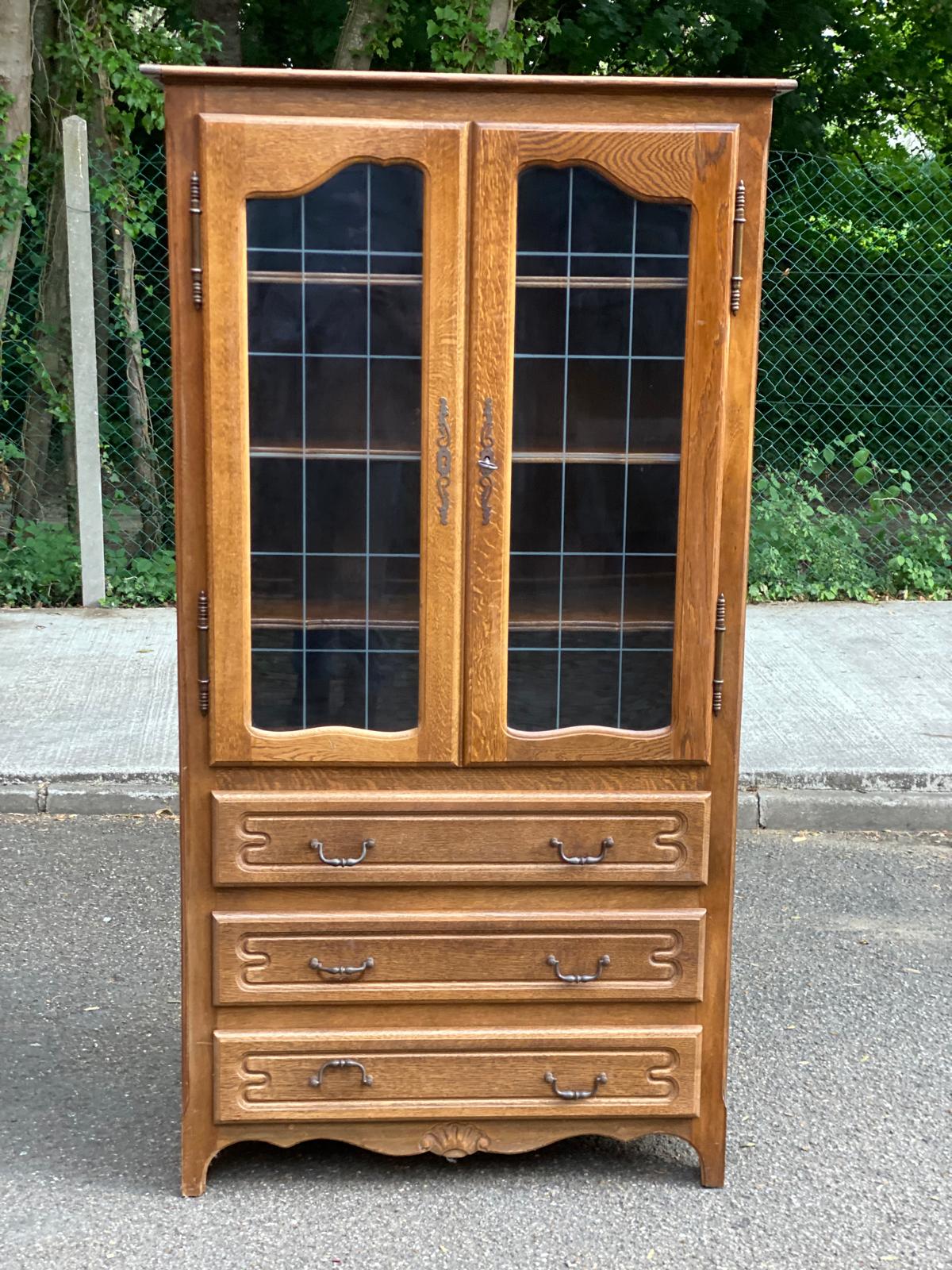 Vitrine Louis XV en bois signée Riskoff