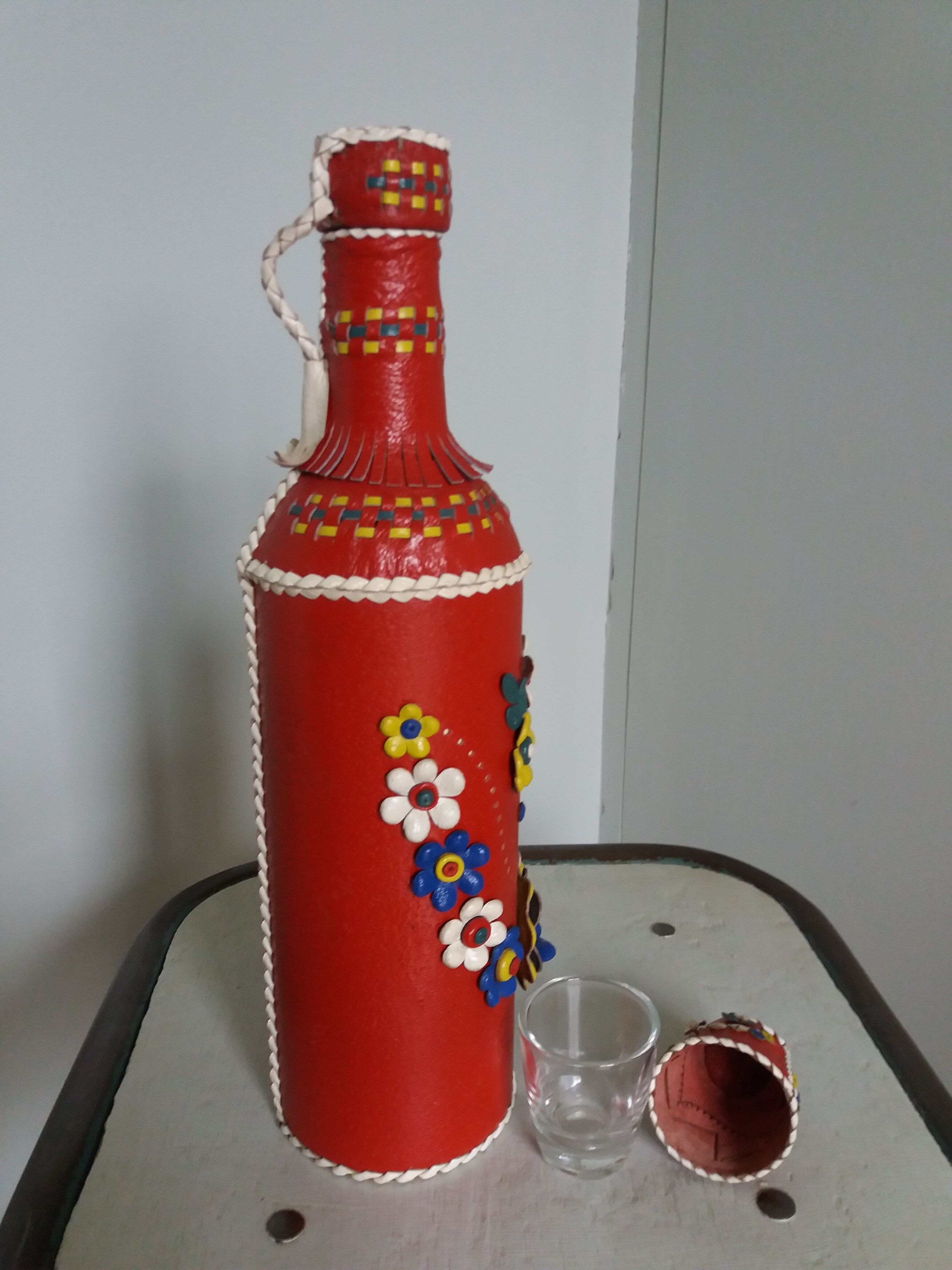 Bottle bottle leather dressing and its shot glass