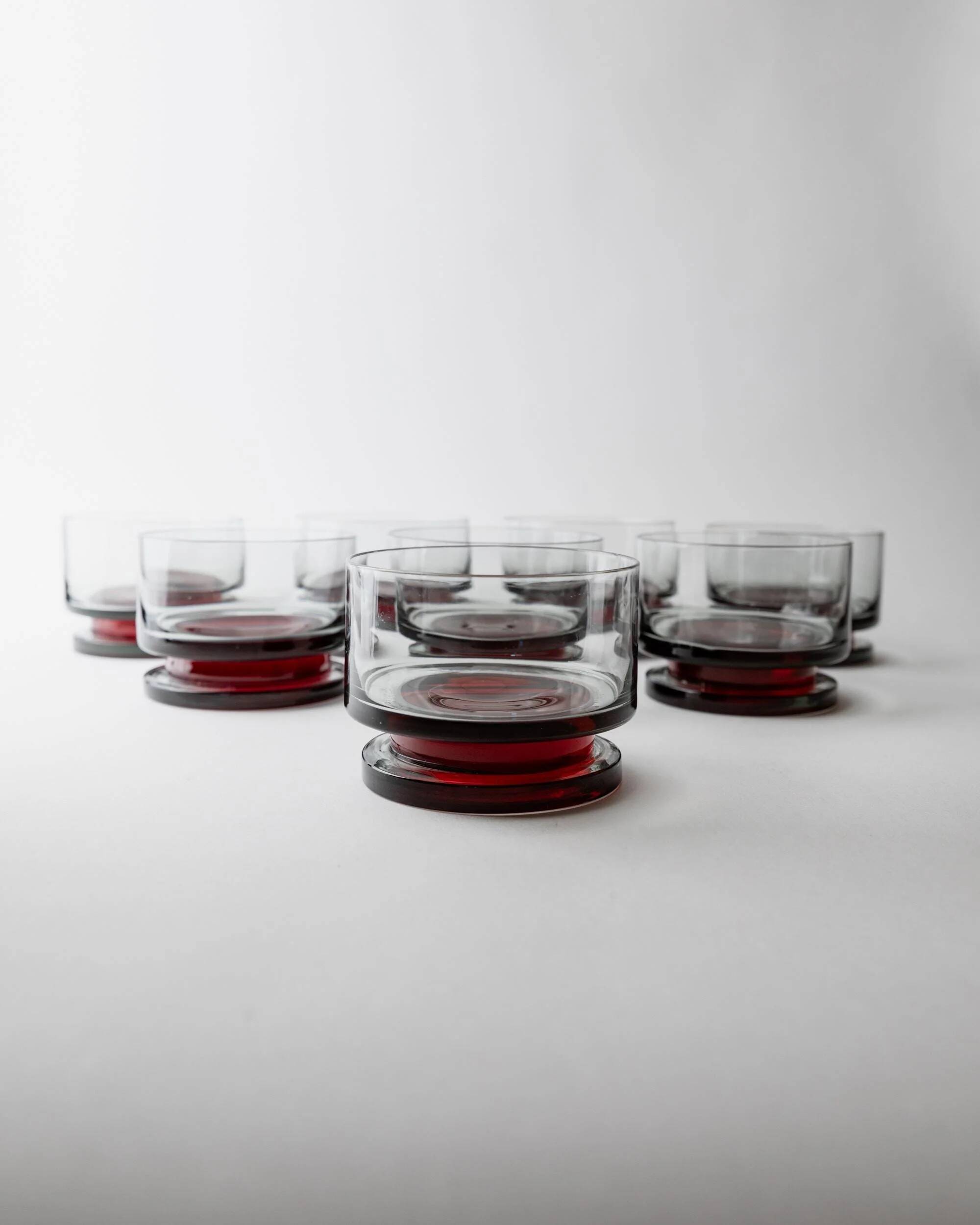 Ensemble vintage de 8 verres à boire des années 1970, verre gris avec pied rouge, larges coupes pour champagne, vin ou desserts, décoration de table rétro, idée cadeau