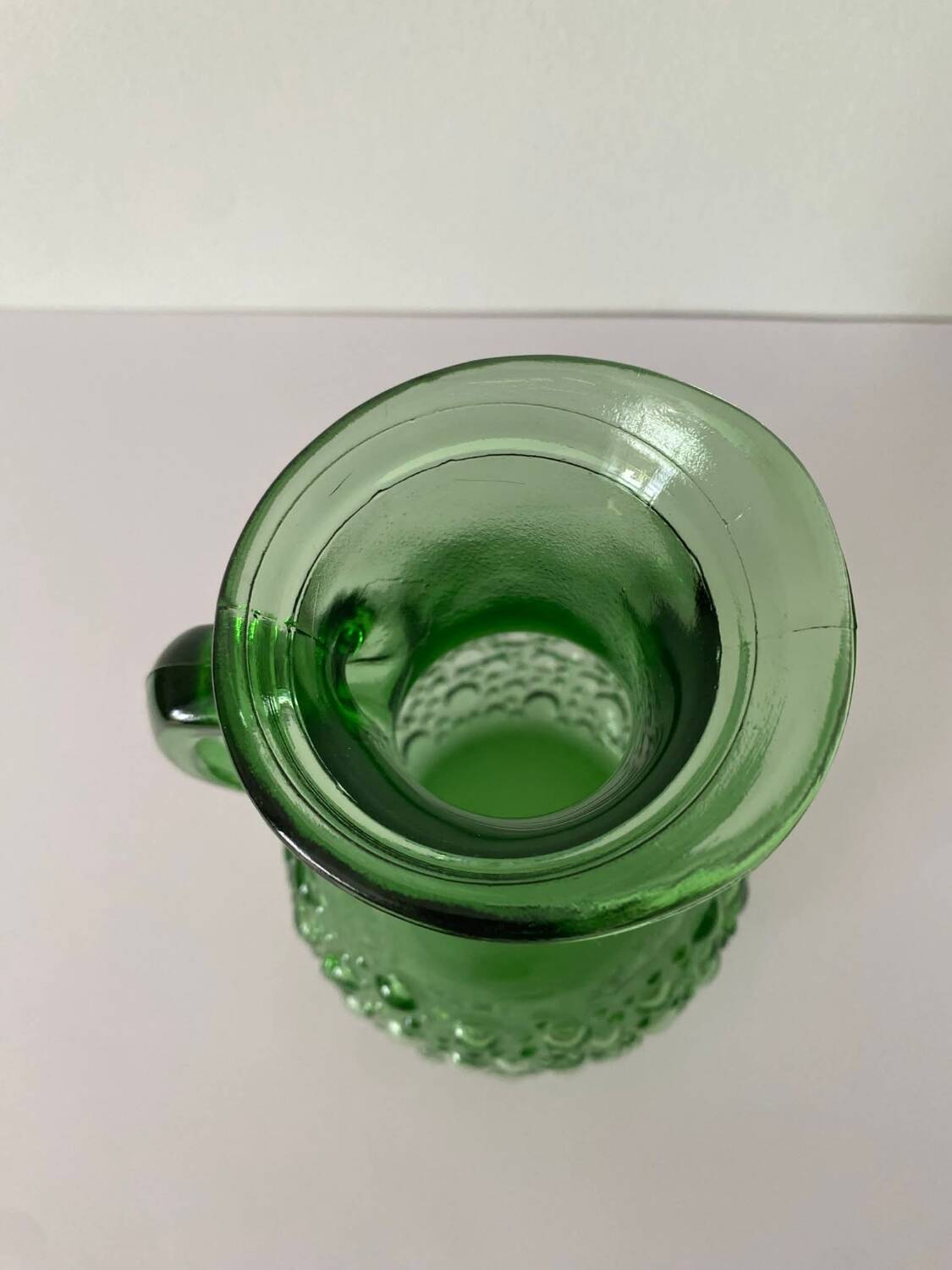 Pichet en verre vert décoré de bulles