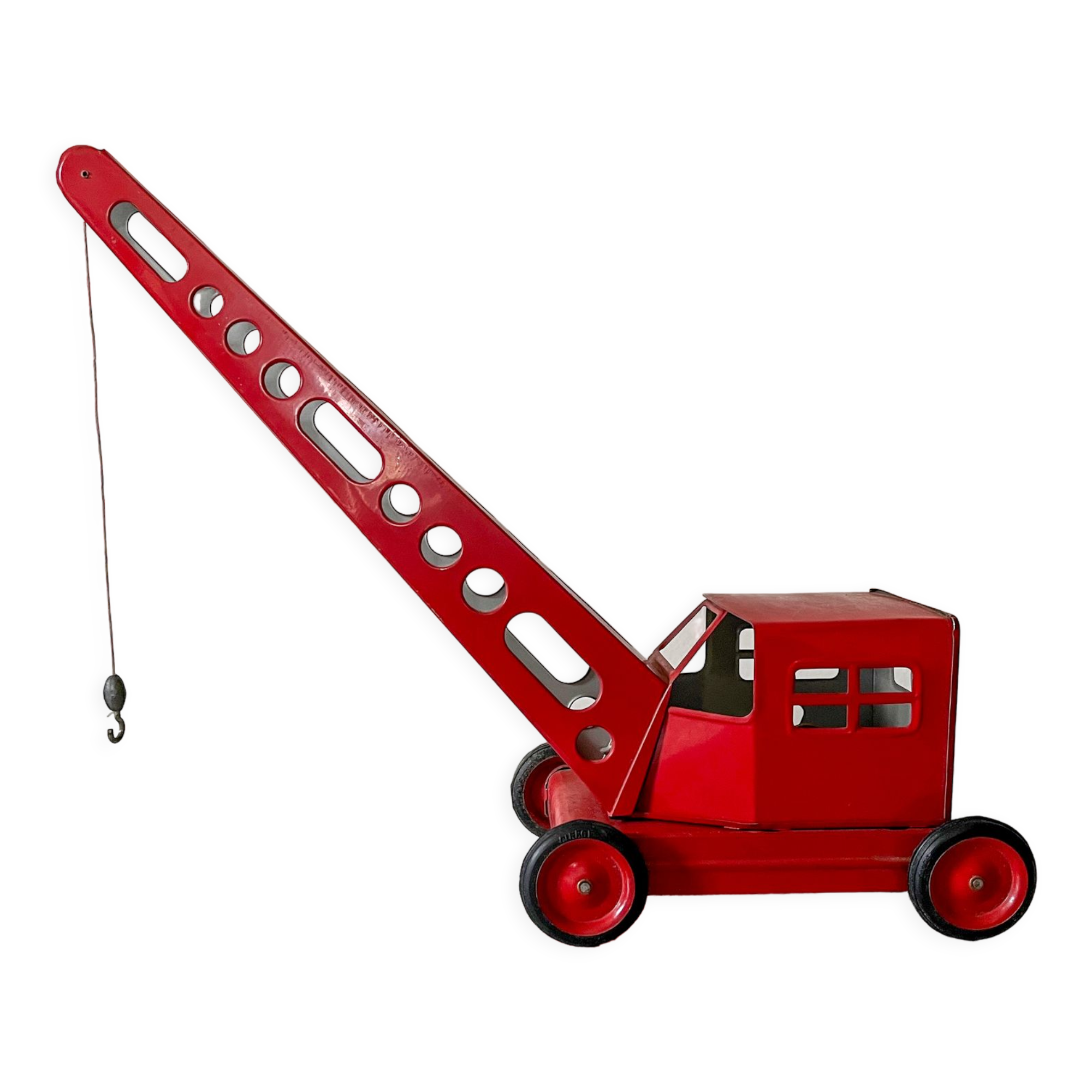 Grue de chantier rouge en tôle datant des années 60 avec mécanisme manuel