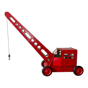 Grue de chantier rouge en tôle