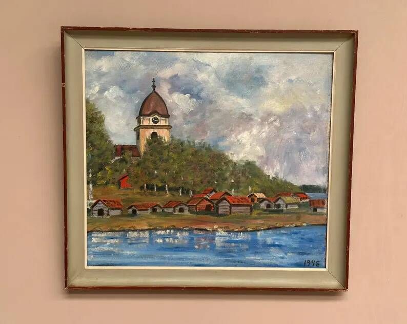 Original Swedish Oil on Panel – “Red Cottages near the Lake” by Unknown Artist 1948 – Vintage & Framed – 63 × 57 cm (24.8" × 22.4")