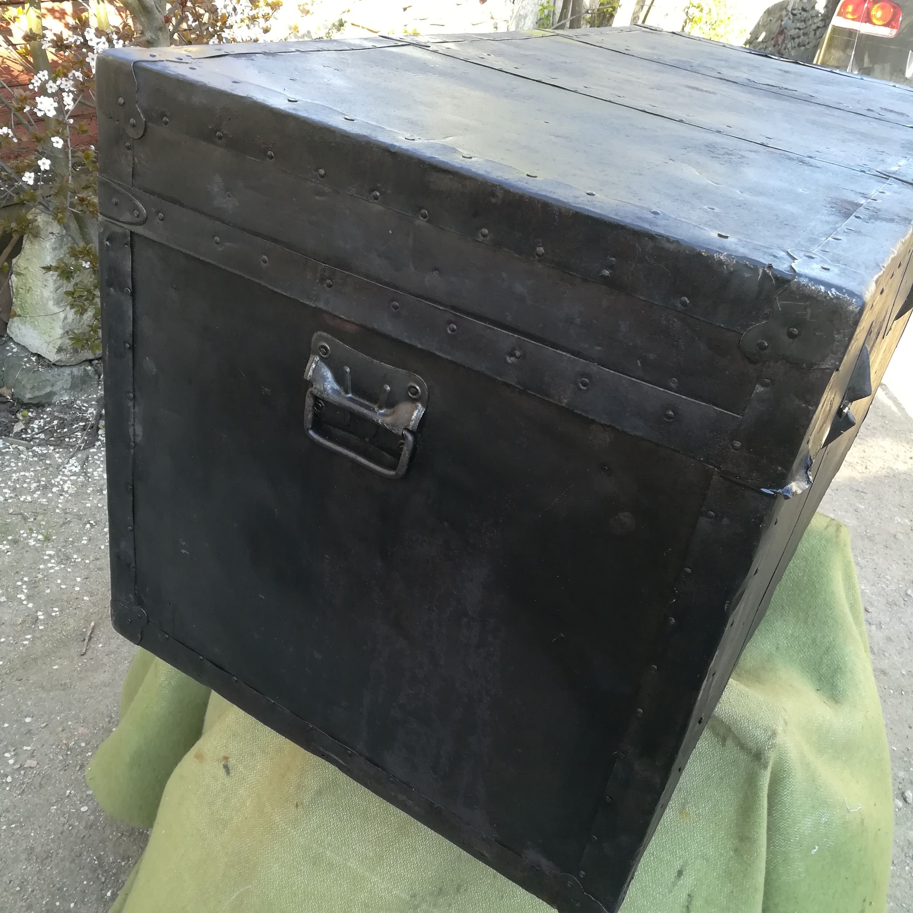 Trunk trunk wood and metal