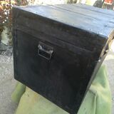 Trunk trunk wood and metal