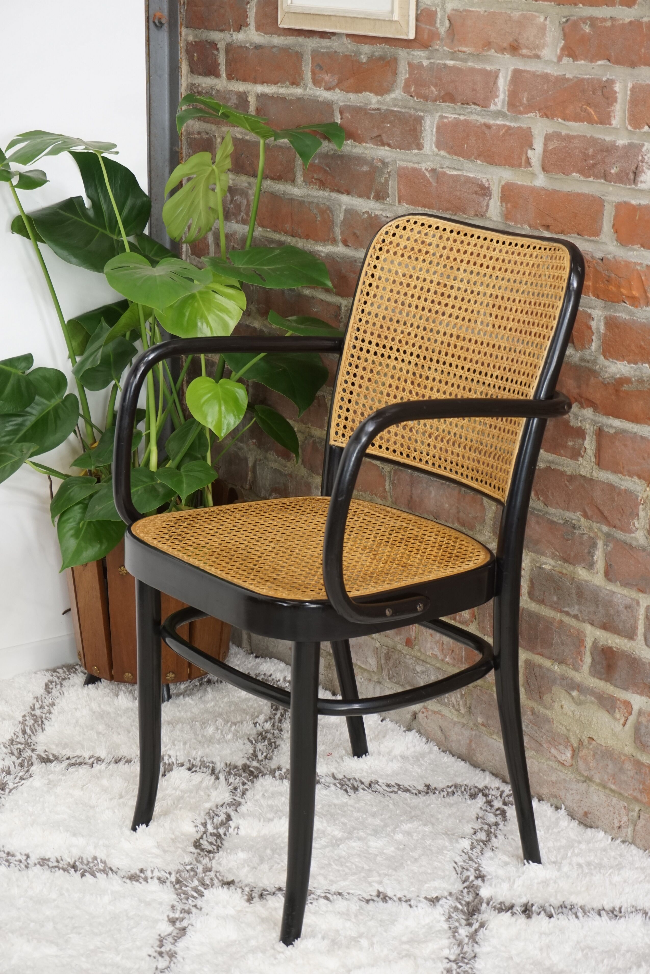 Fauteuil 811 design Josef Hoffmann en bois courbé noir et cannage