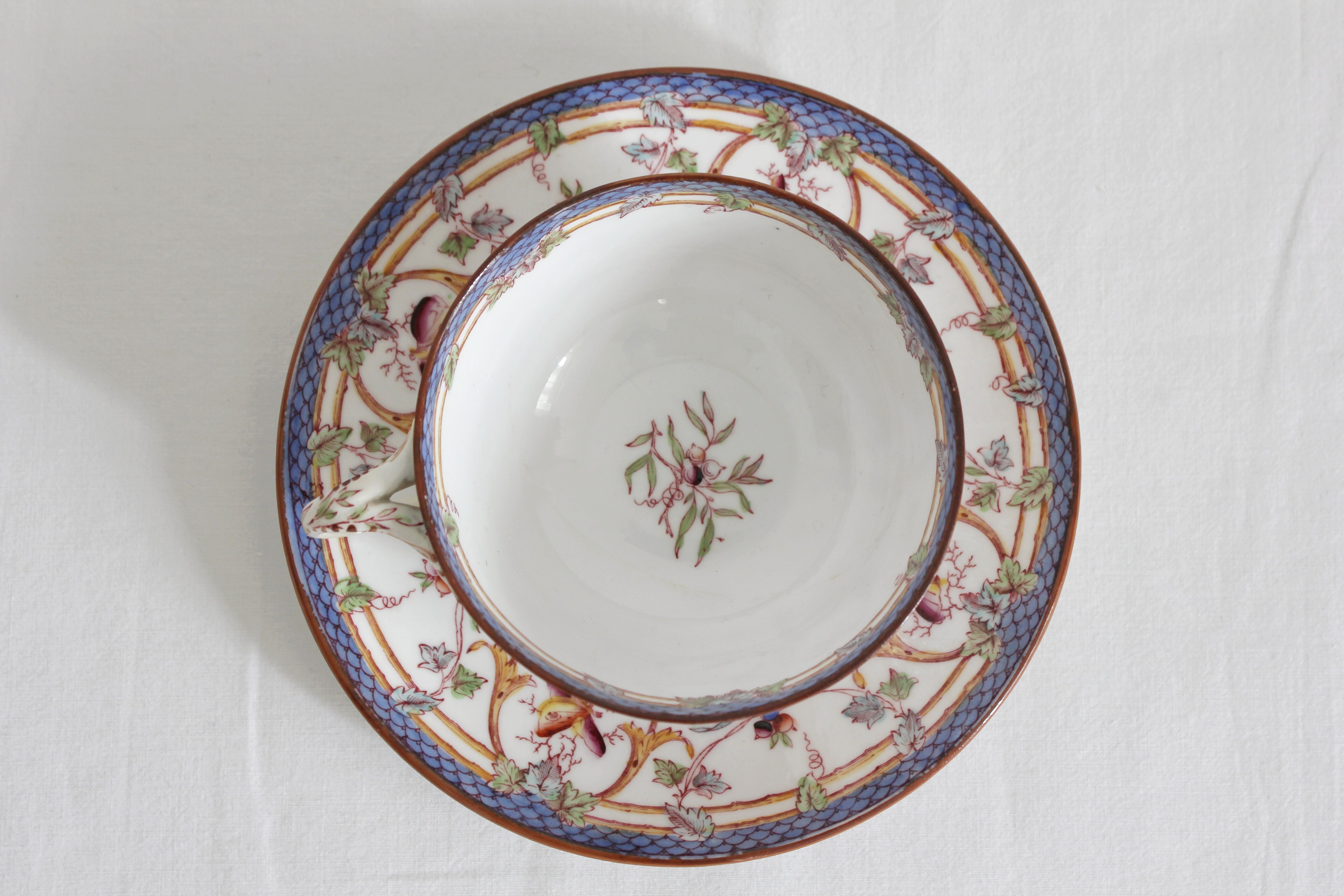 Tasse à café en terre de fer décor Minton mauve Sarreguemines fin XIXe