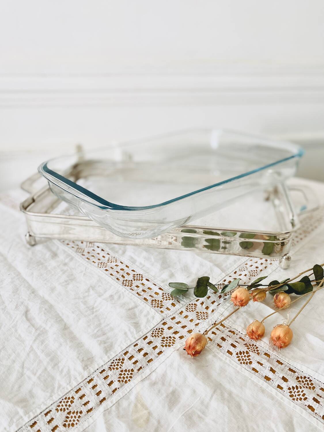 Rectangular Pyrex dish on silver metal support