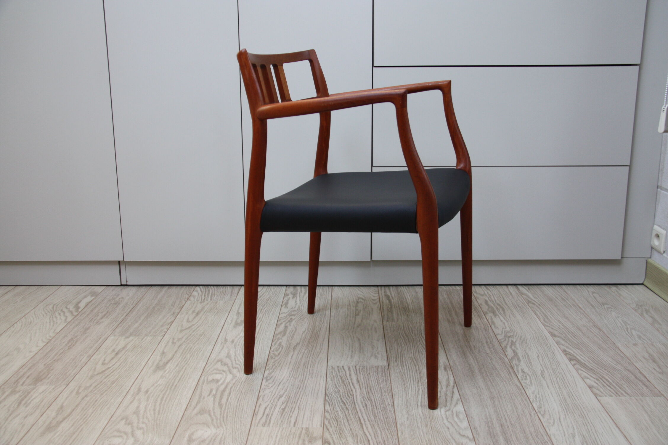 Vintage armchair in teak and black leather - Model 64 - Möller - Denmark '60's