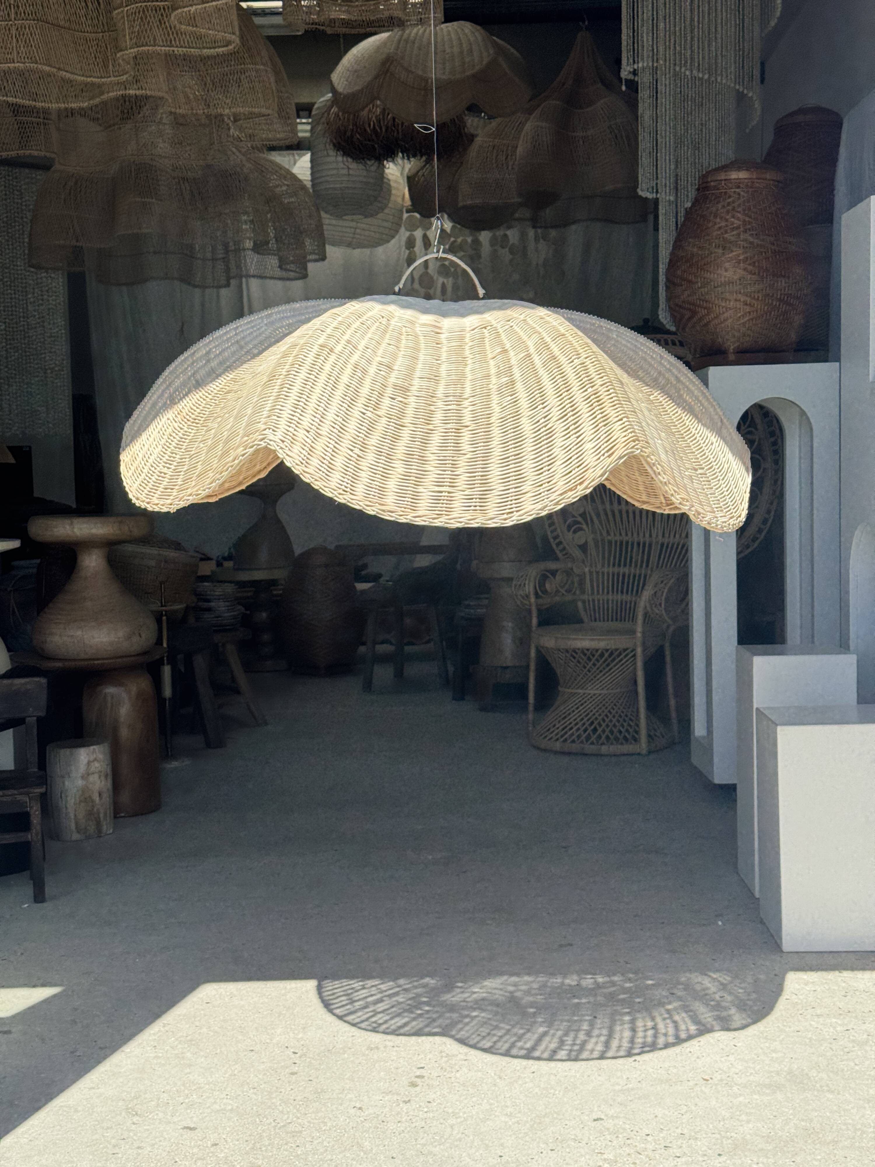 Large suspension or lampshade in flat woven tulip flower rattan H35 D