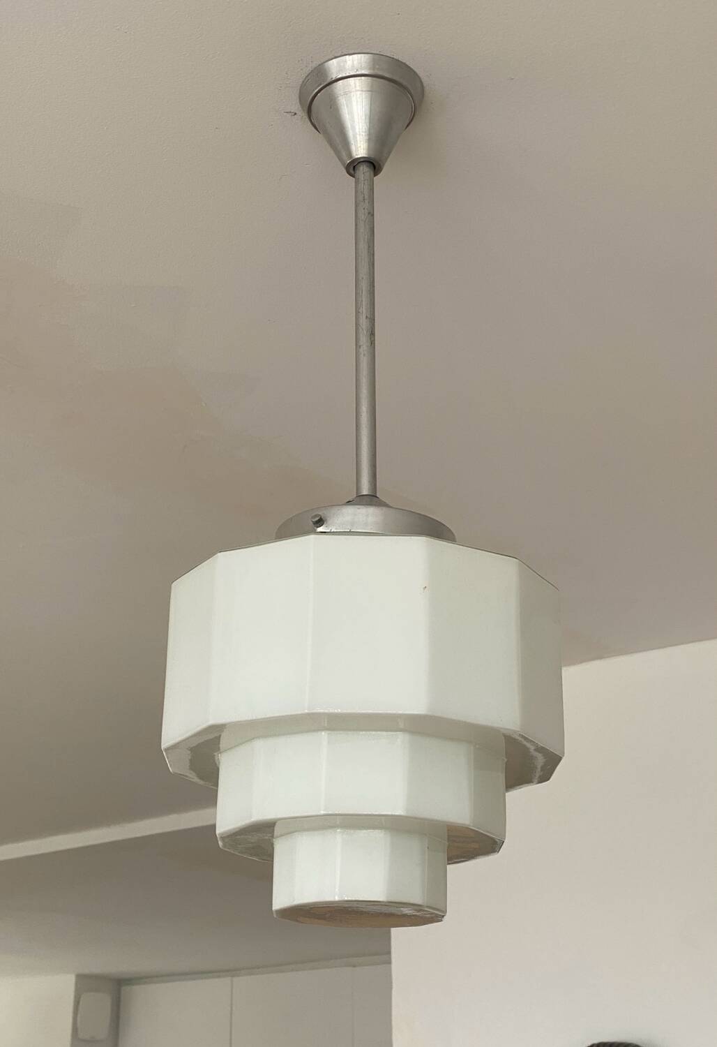 Art Deco pendant light in white Skycraper opaline