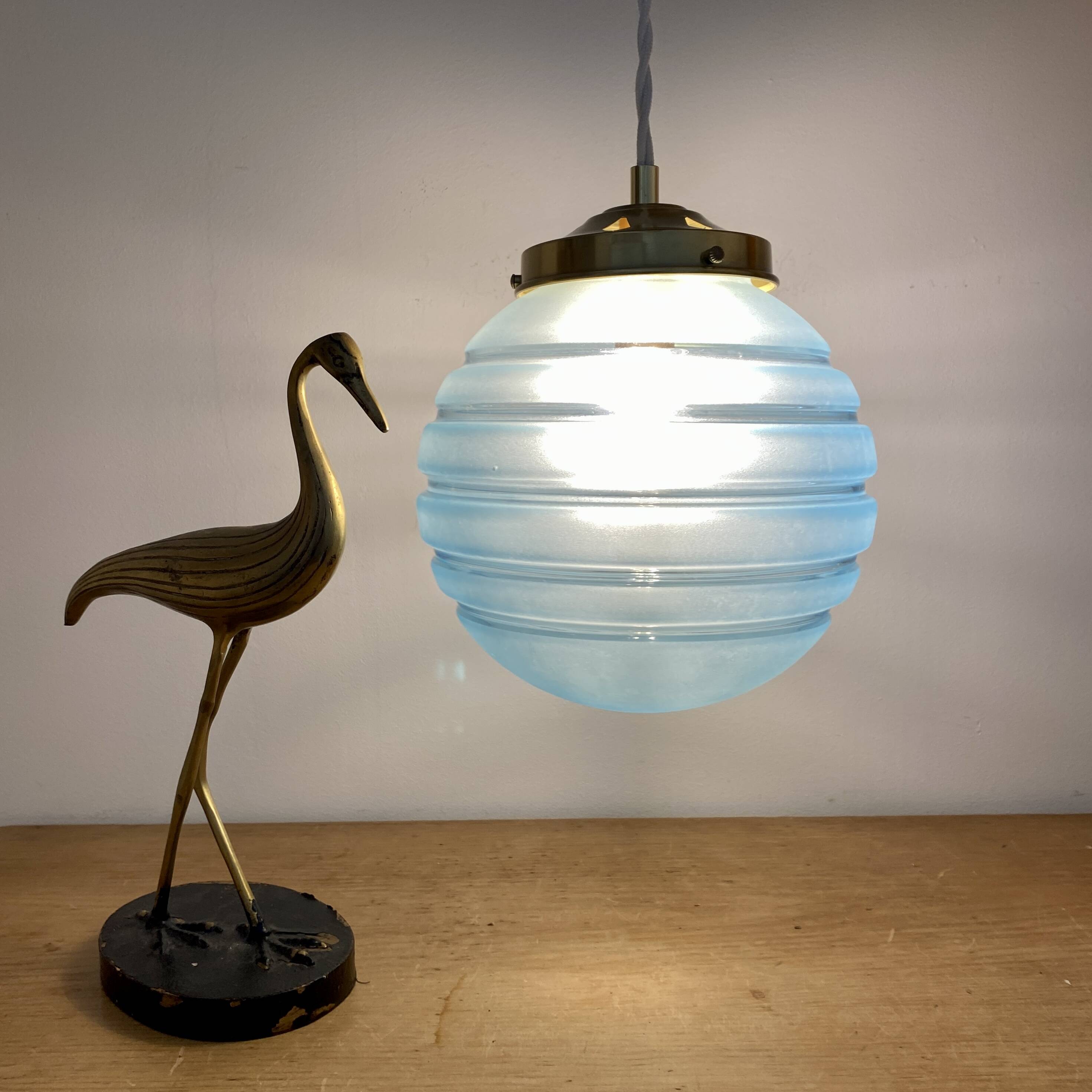Suspension globe vintage en verre dépoli bleu