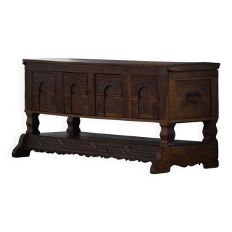 Danish baroque oak buffet from the early 18th century, carved details, 1700-1750.