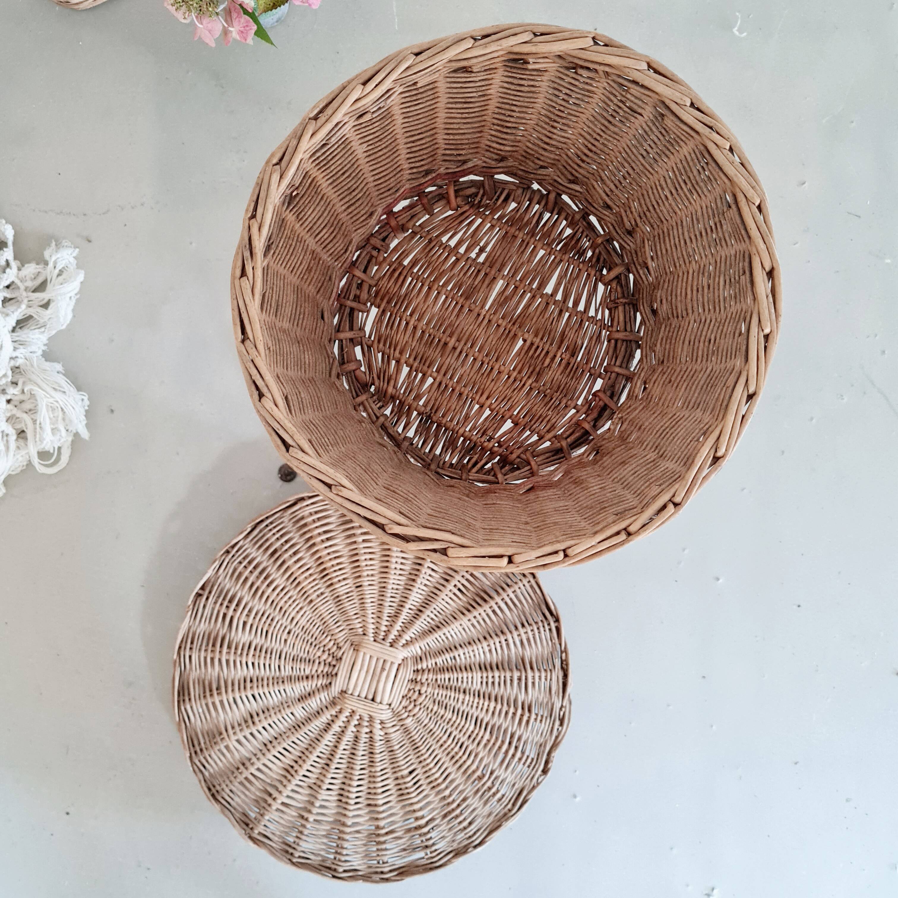 Worker tripod feet metal rattan