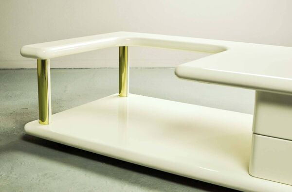 Table basse blanche brillante de forme libre, design italien, avec touches de laiton, années 70