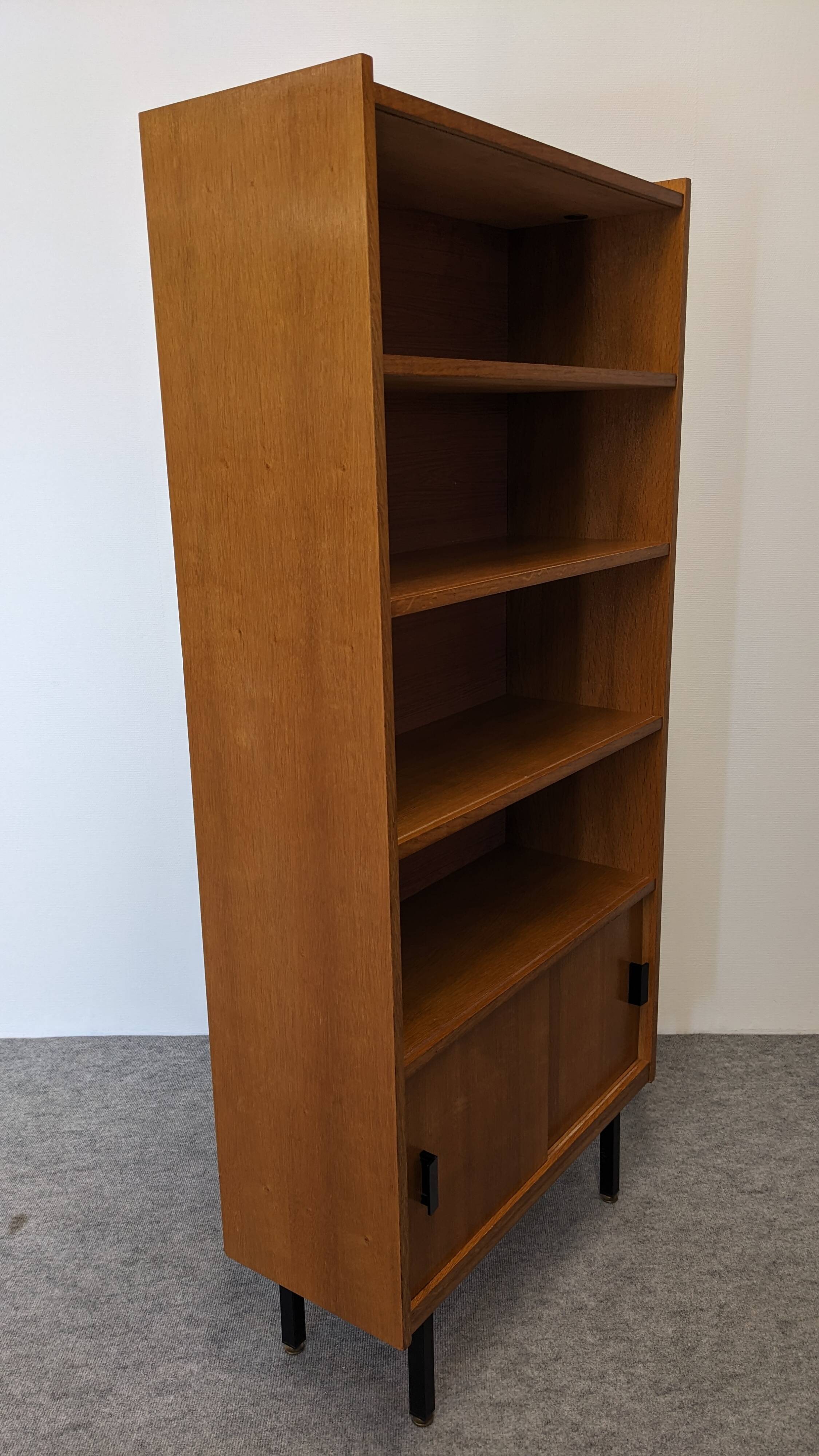 Modernist bookcase in blond oak, 1950s-1960s