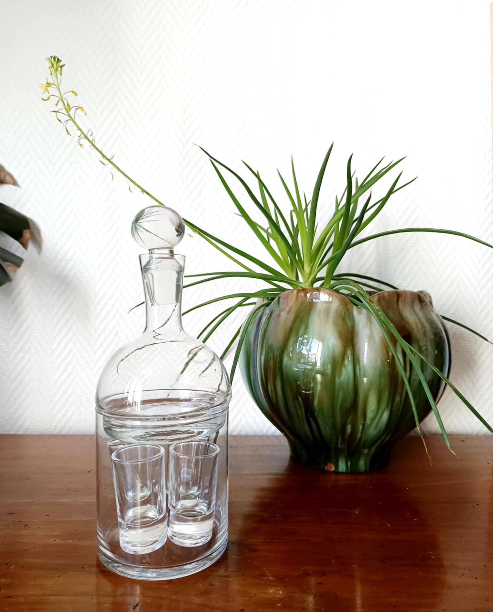 Vintage liqueur whisky service