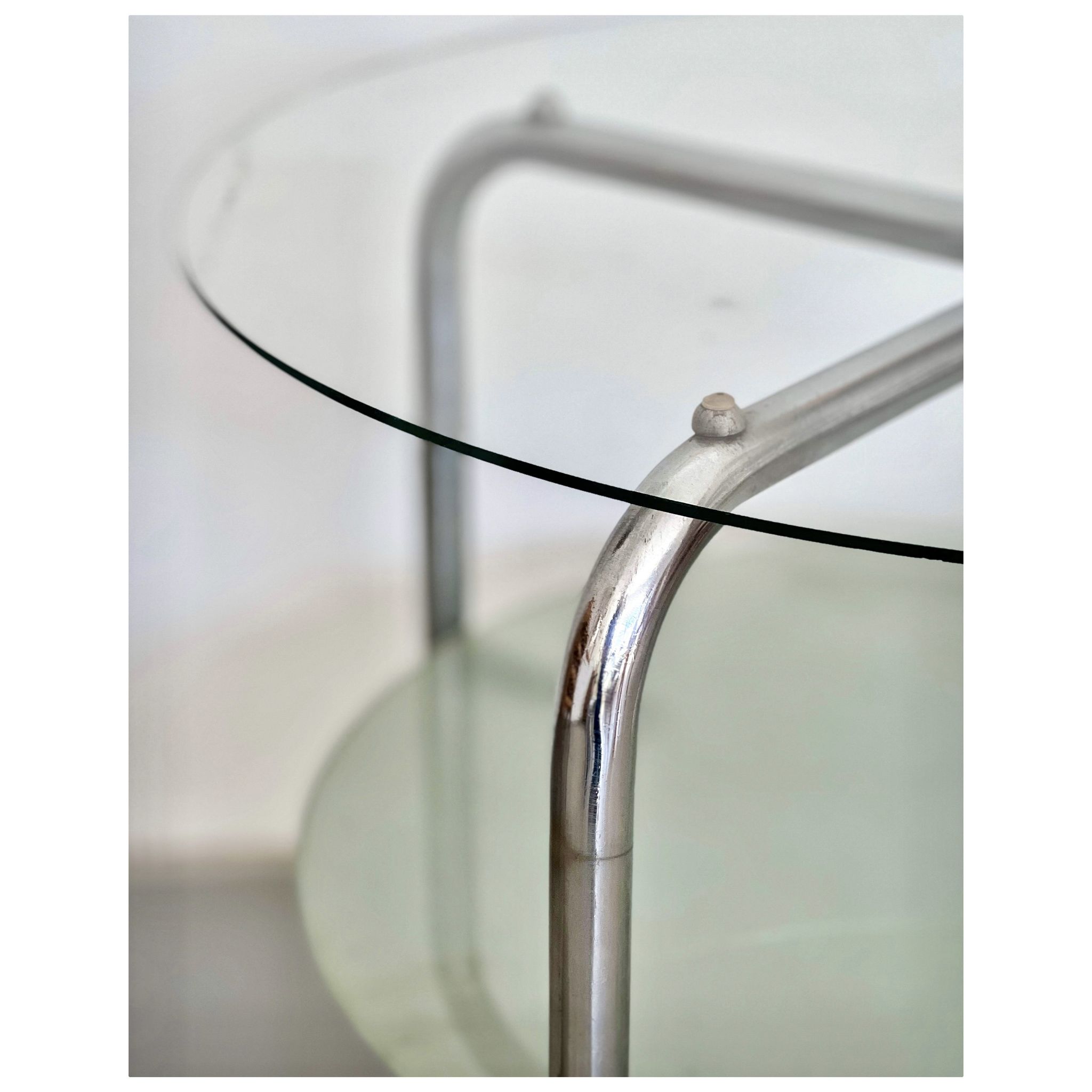 Table d'appoint en métal chrome et verre