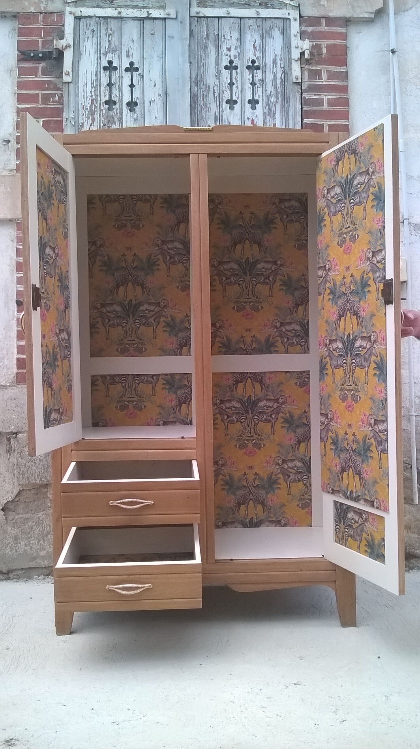 Parisian hotel wardrobe year 50