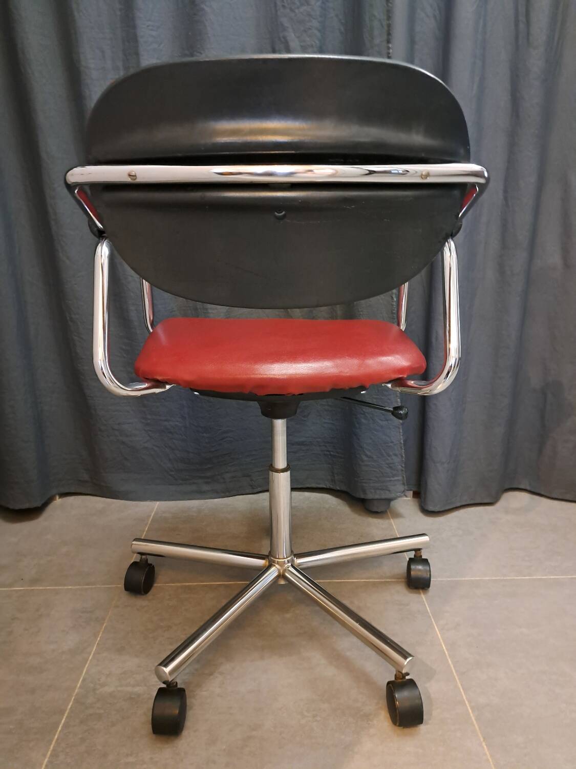 Kevi armchair in skai and chrome metal