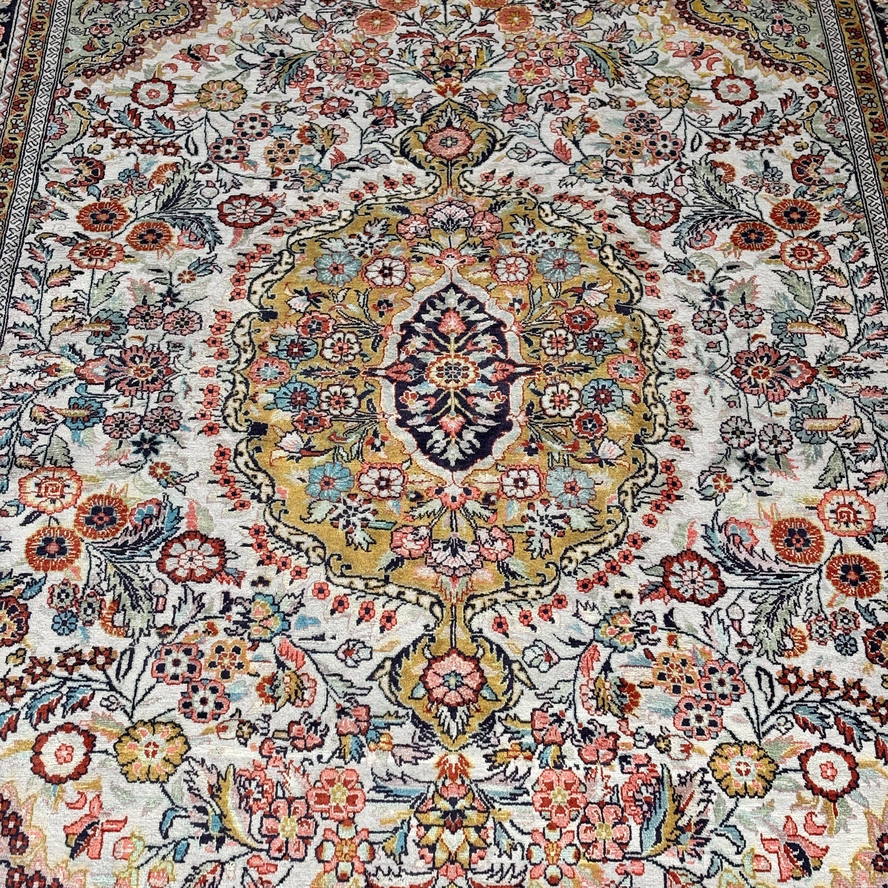 Large hand-knotted Persian Ghom carpet, silk on cotton – 150 x 260 cm