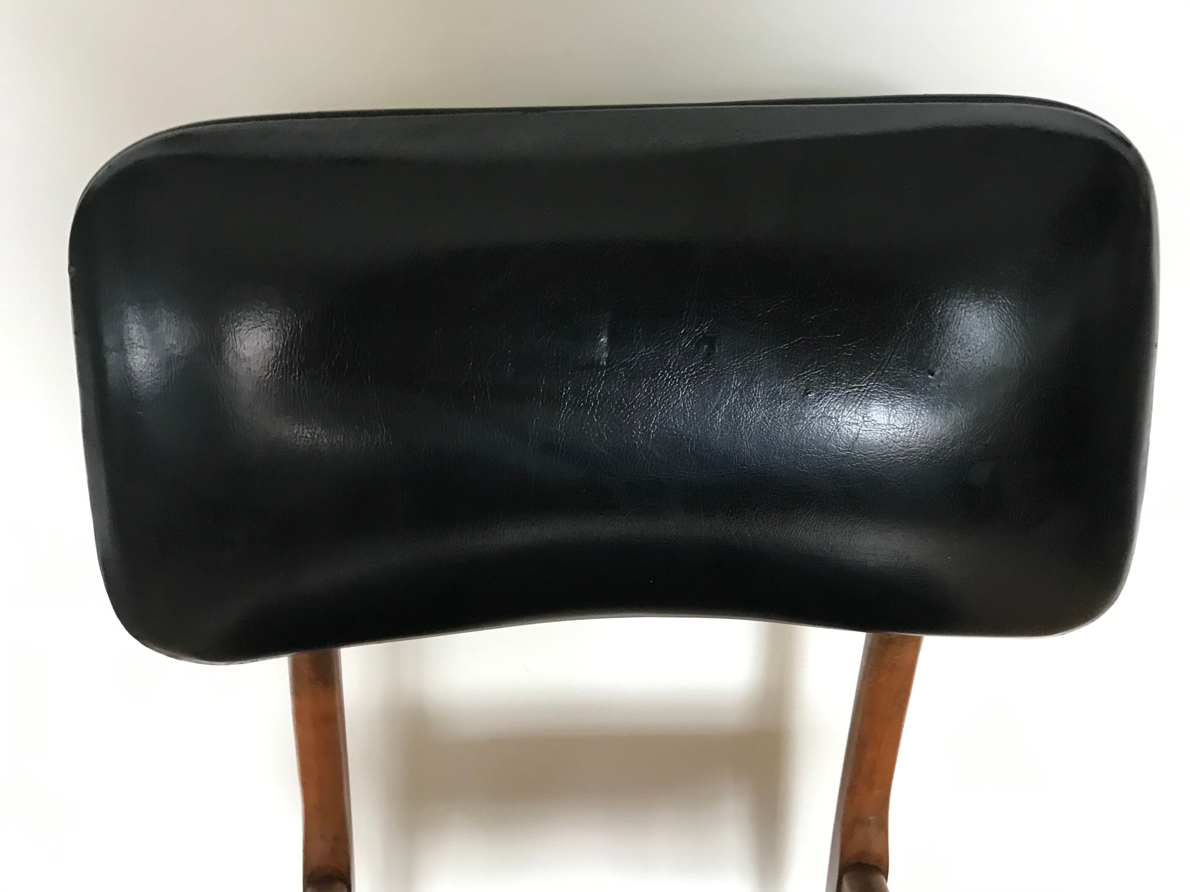 Chair in wood and leatherette