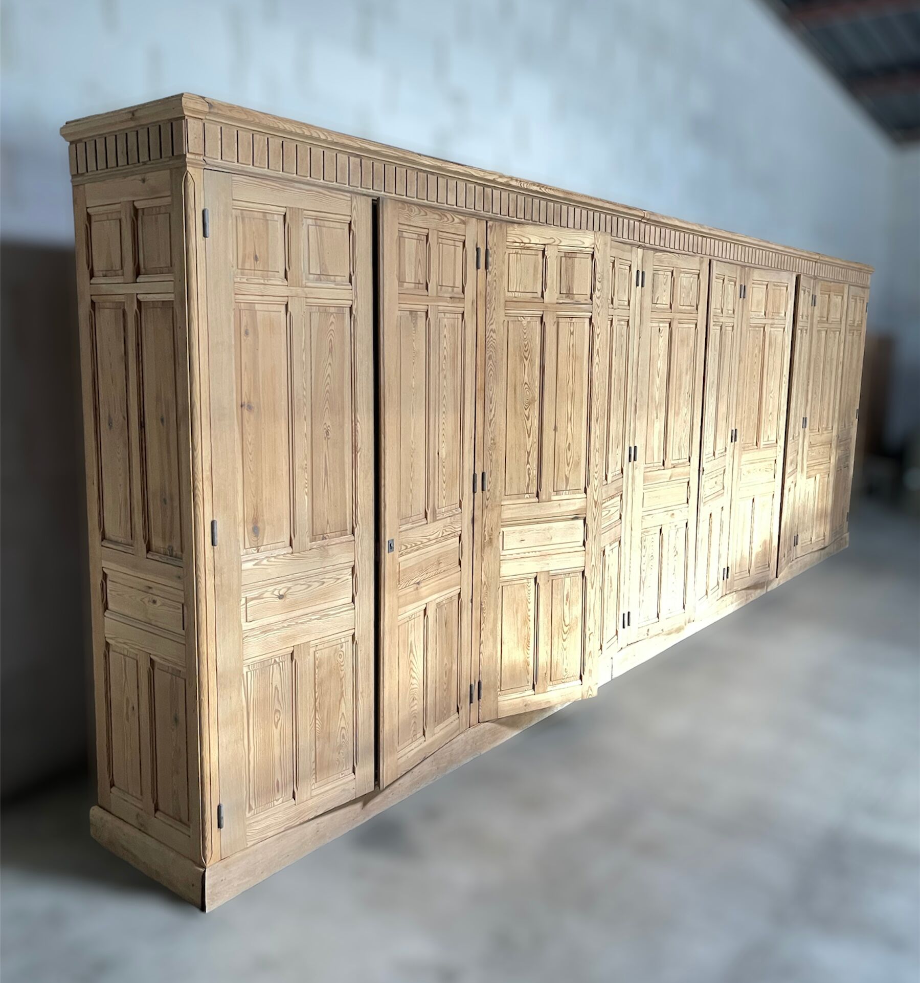 Ensemble placard 7m officine bois massif 10 portes 1950