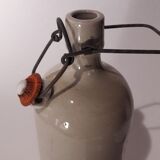 Bouteille en grès ancienne avec système de fermeture