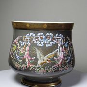 Grand cache-pot ancien en porcelaine émaillée, décor rocaille à l’oiseau, XIXe