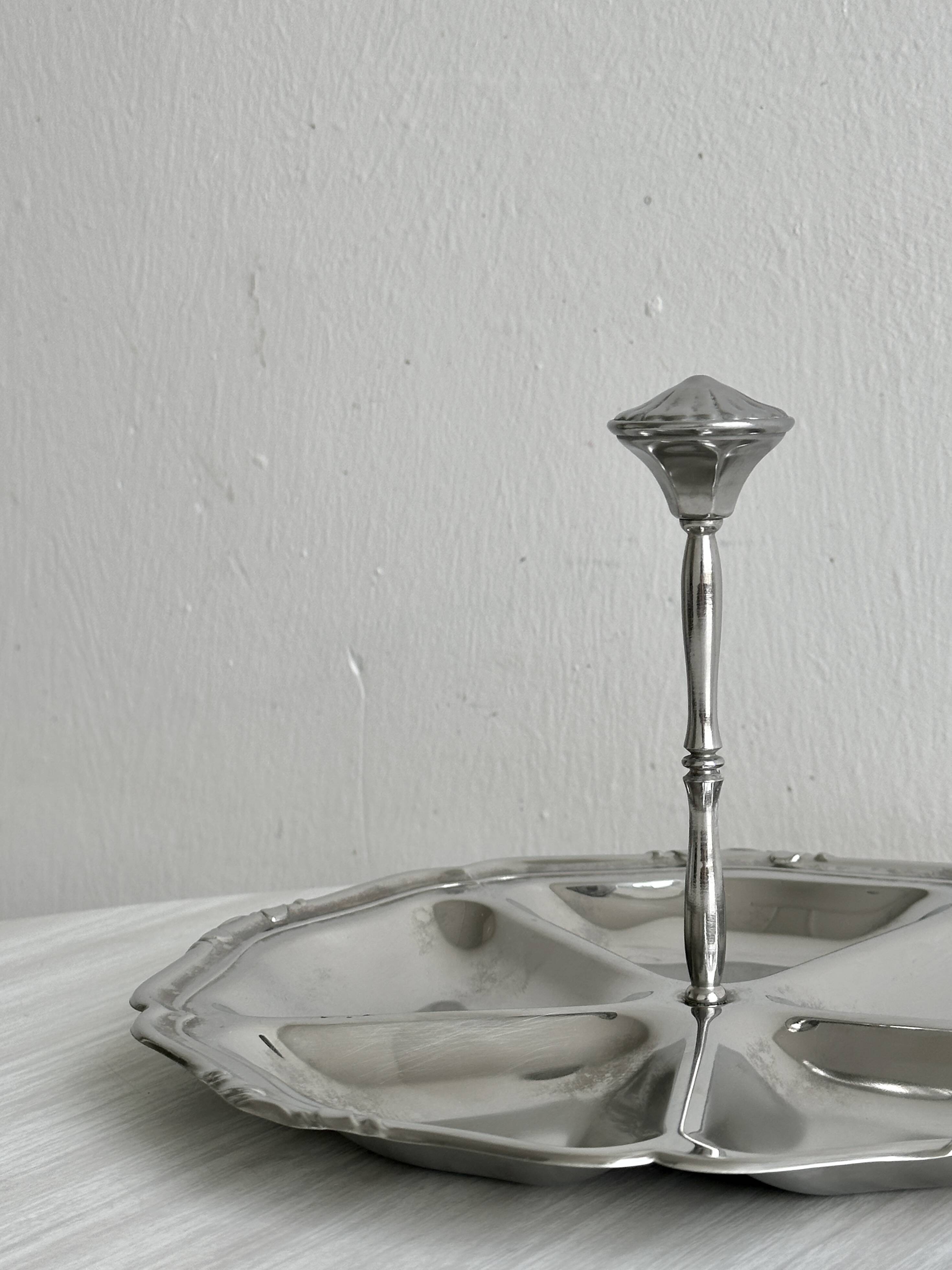 Round compartmented dish in polished stainless steel