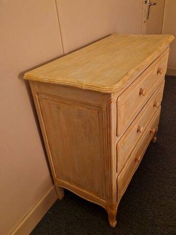 Louis XV / Provençal style chest of drawers – 3 drawers – Light patina (Ivory and Honey)