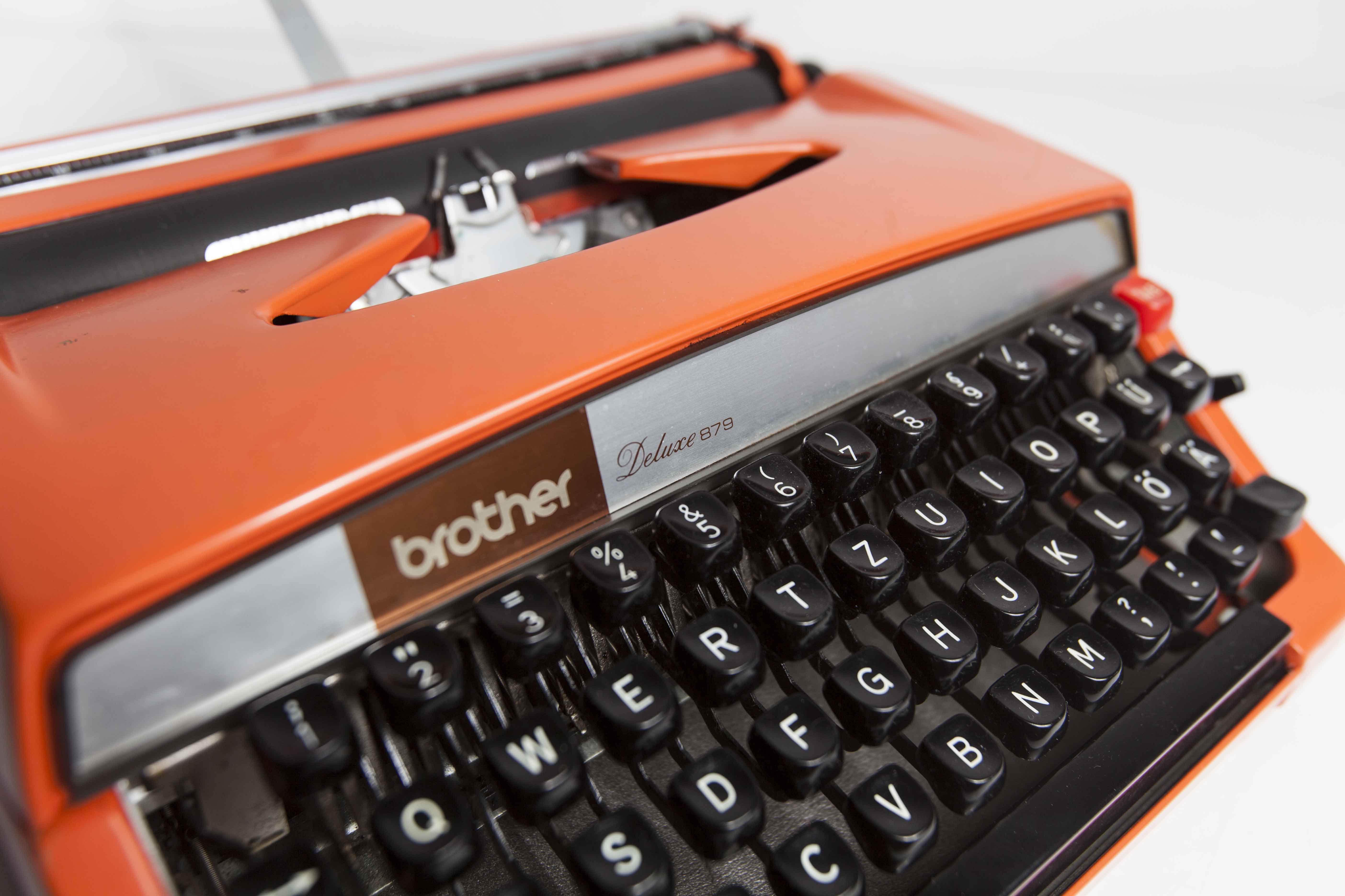Machine à écrire brother de luxe 879 révisée et ruban neuf qwertz