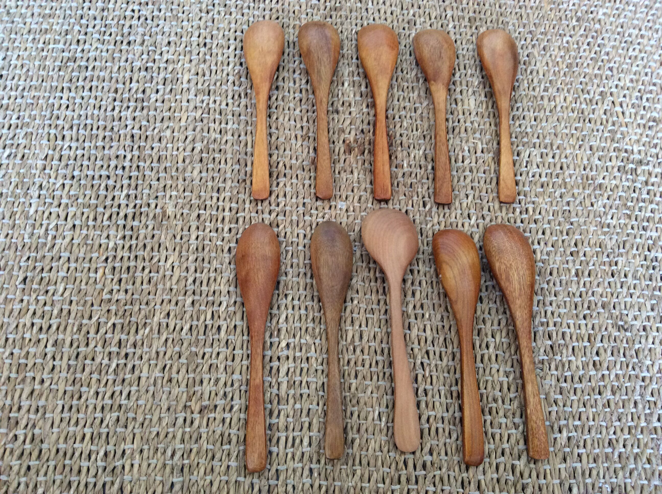 10 wooden spoons