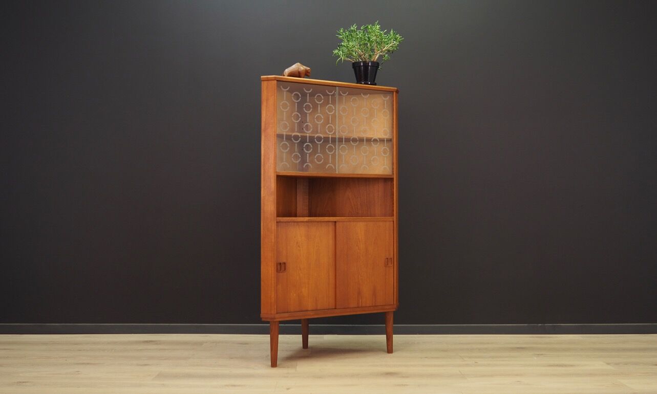 Corner cabinet in teak