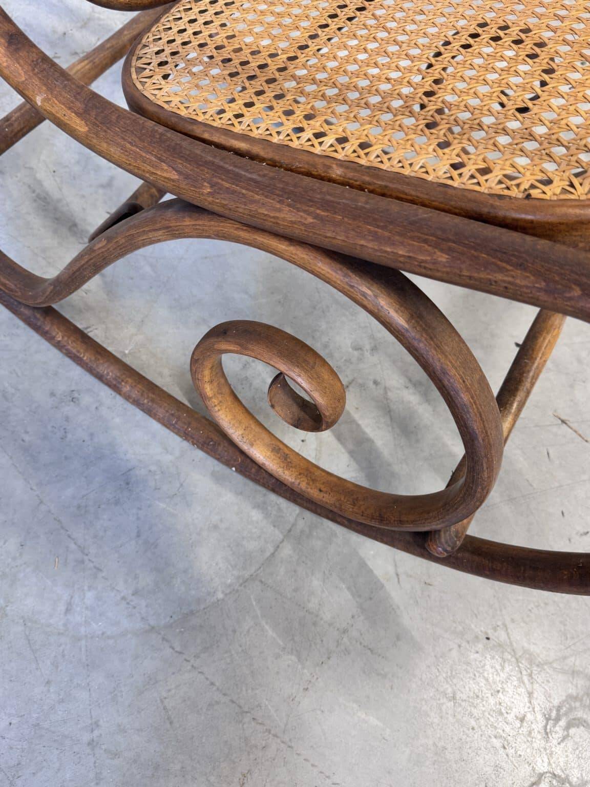 Rocking chair Thonet en bois courbé et cannage