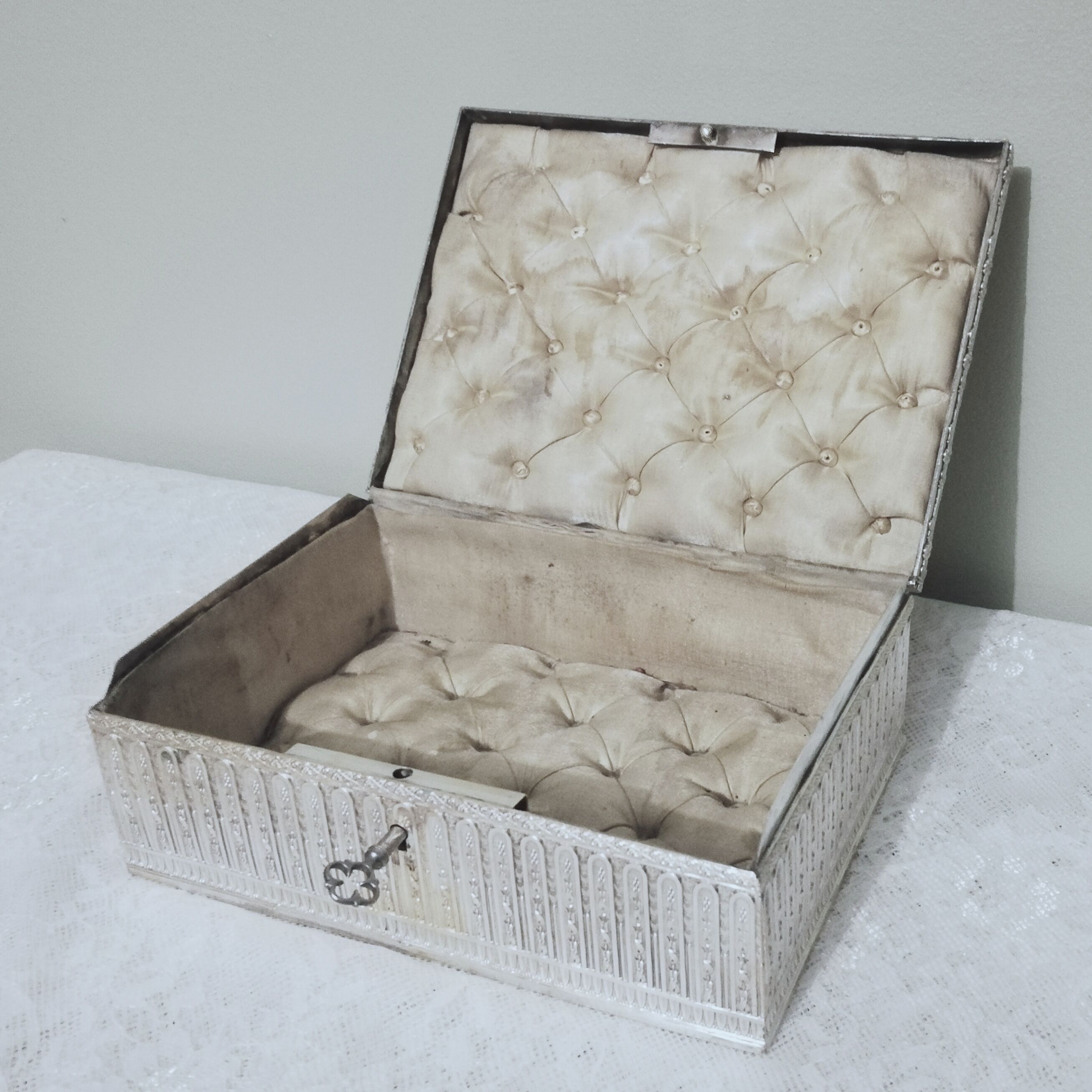 Boîte à bijoux en métal argenté et cuivré