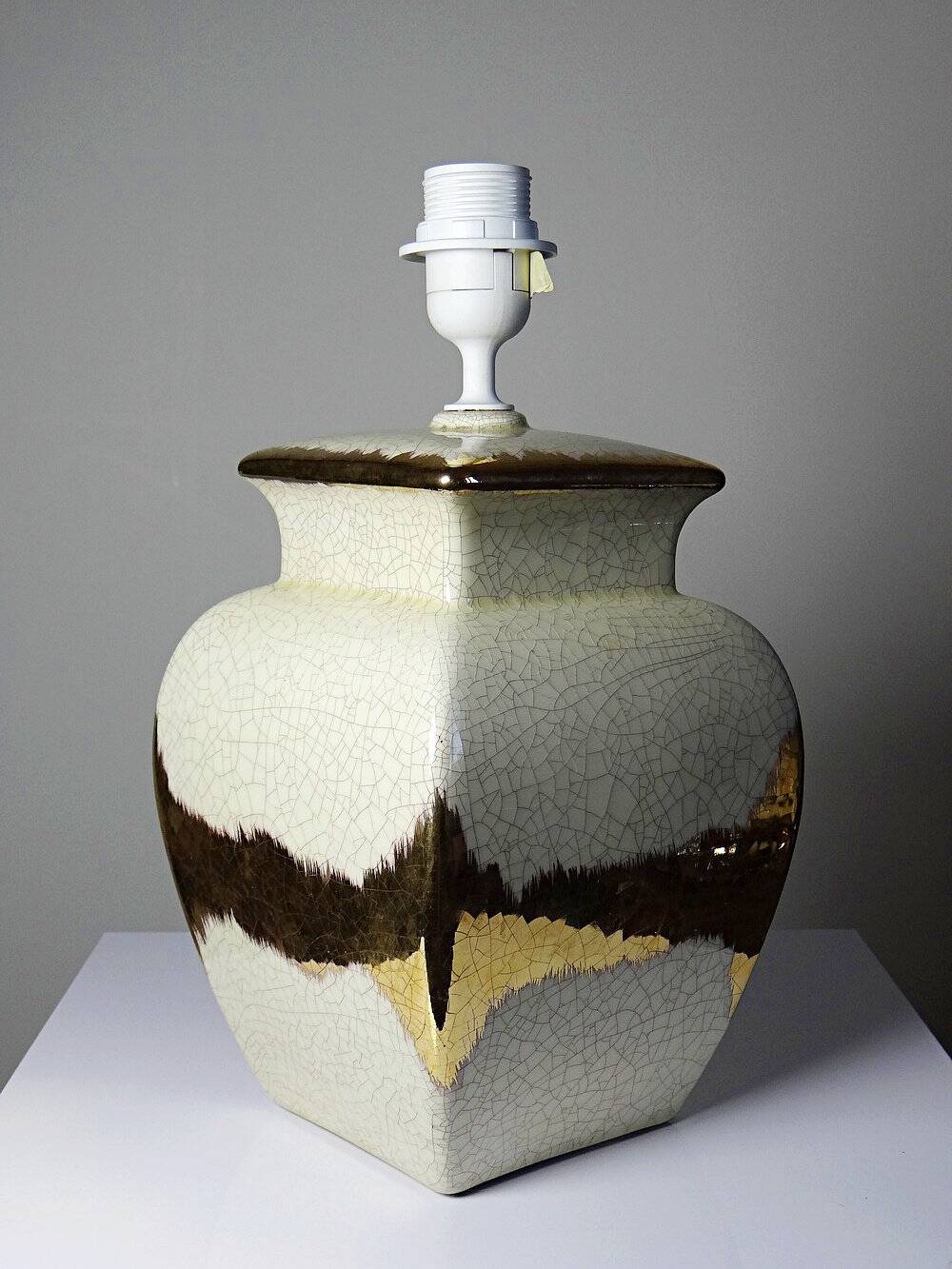Large vintage Italian lamp in cracked ivory ceramic with gilding.