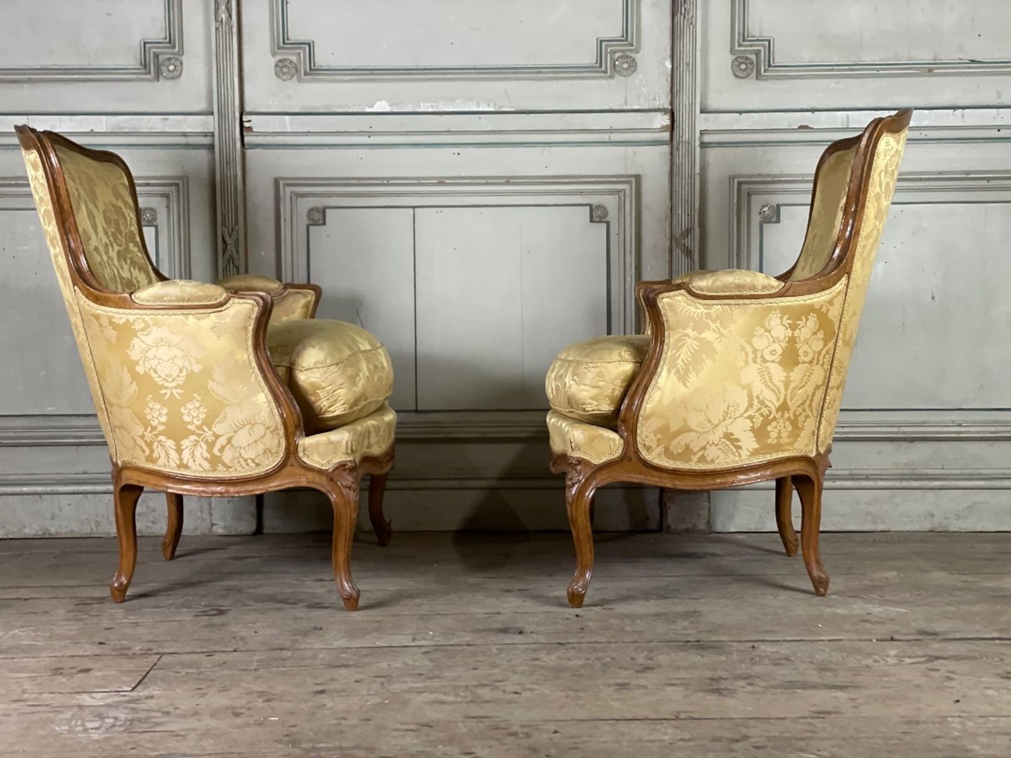 Pair of shepherdesses Louis XV style