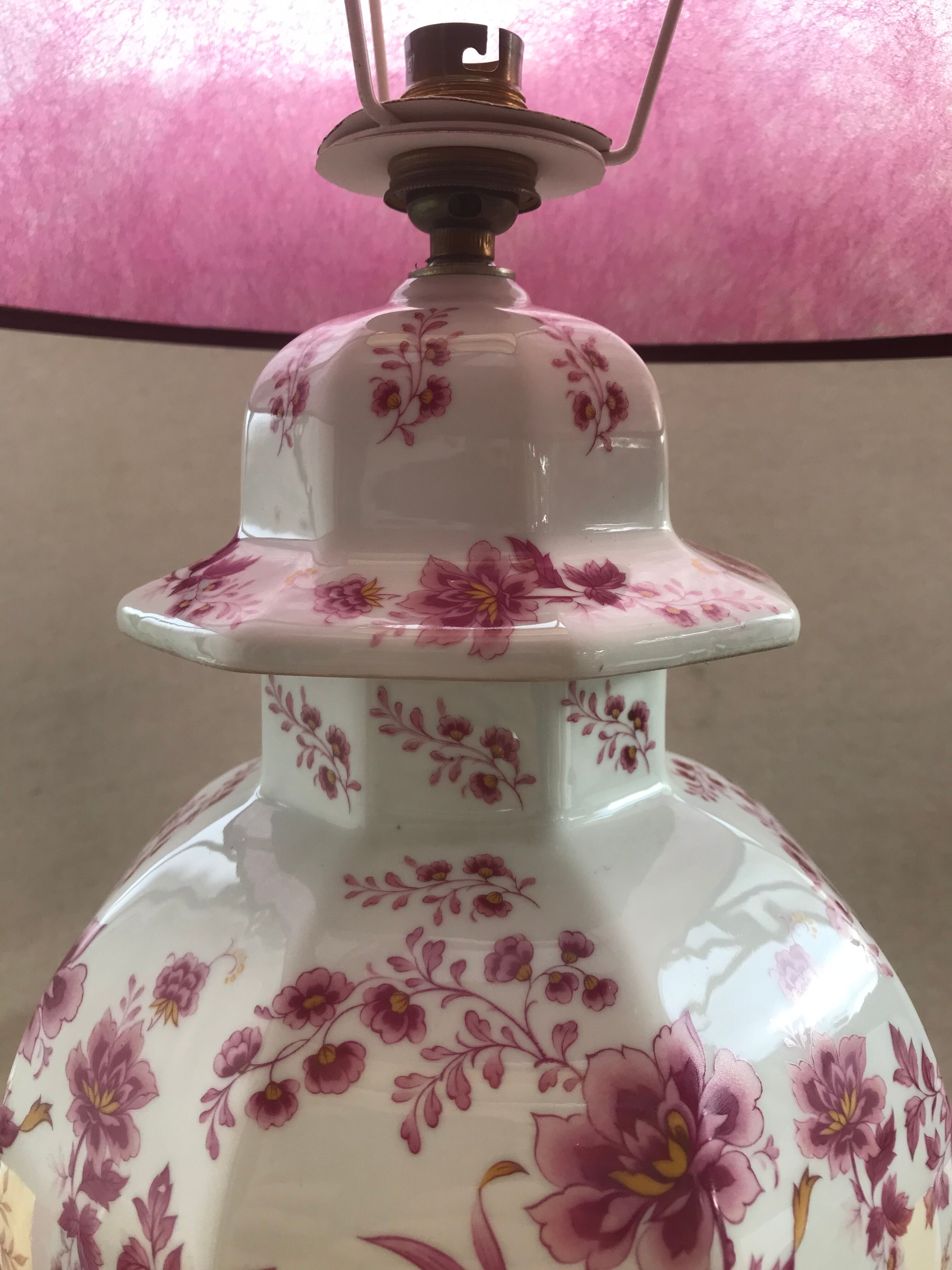 Lampe potiche porcelaine dessin fleurs avec abat-jour violet vintage