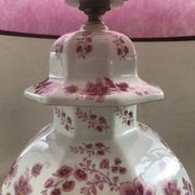 Lampe potiche porcelaine dessin fleurs avec abat-jour violet vintage