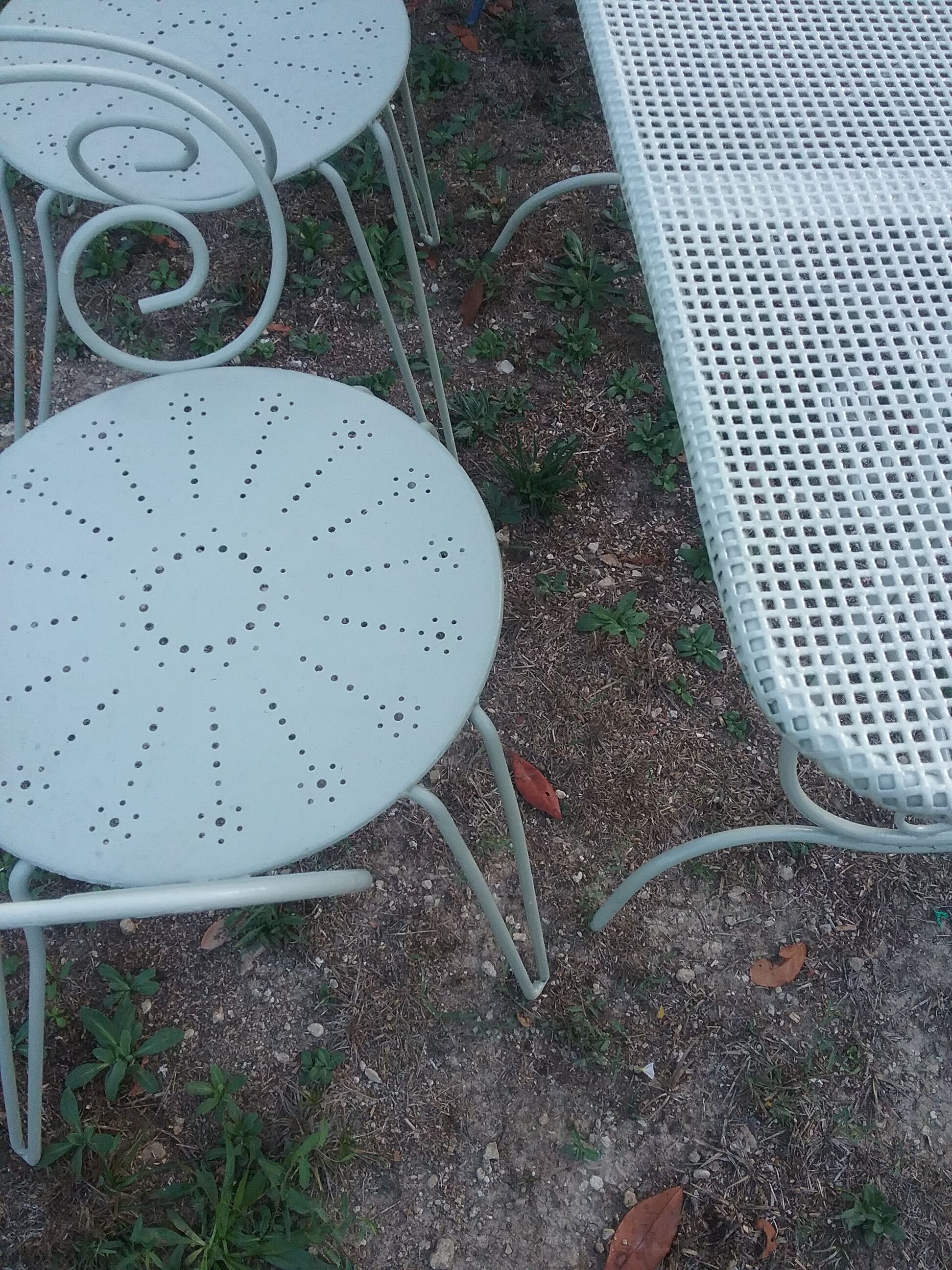 Salon de jardin en fer forgé vert