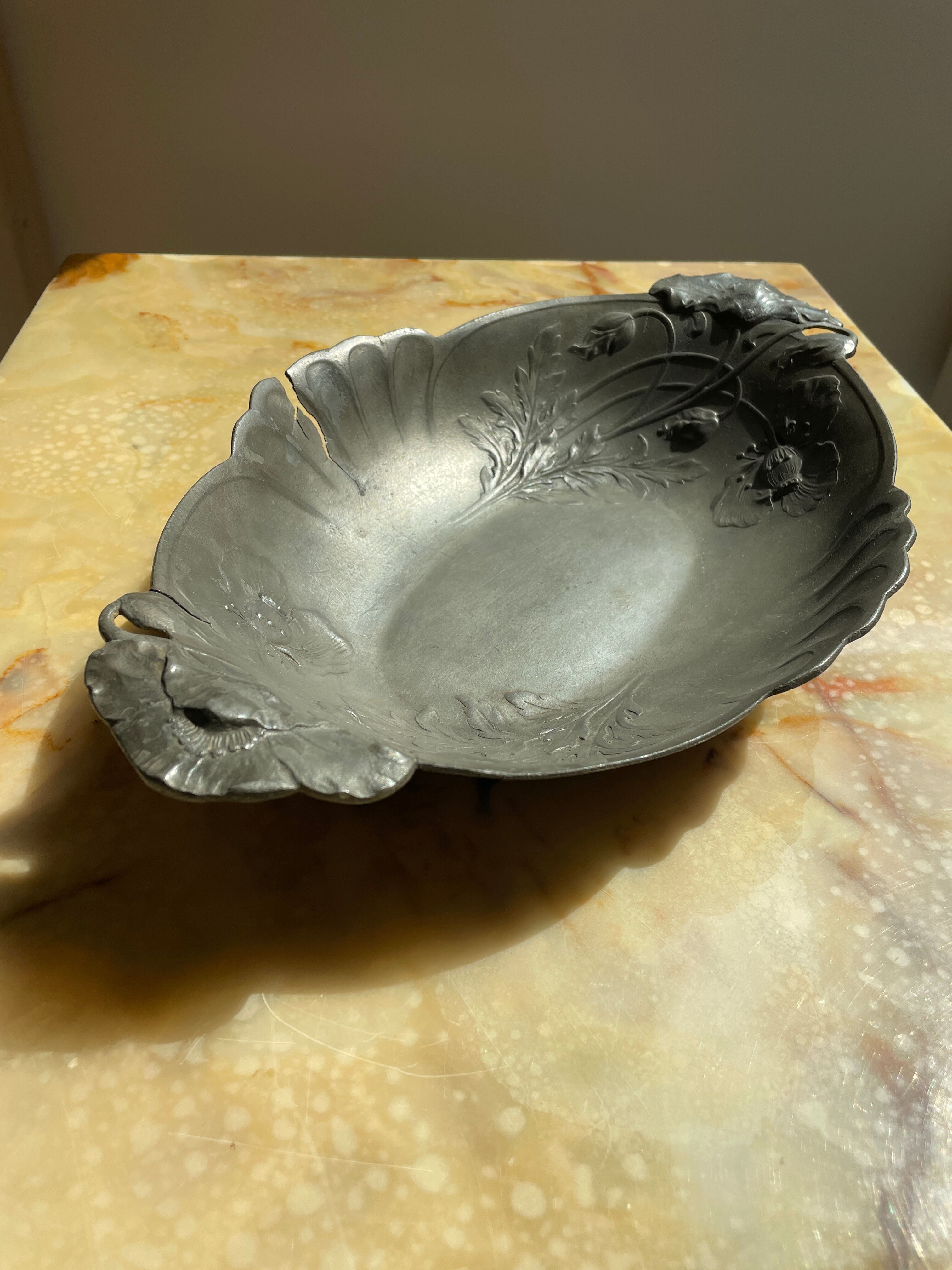 Art Nouveau dish with poppy motifs in pewter