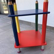 Table d'appoint années 80 crayons, attribuée à Pierre Sala