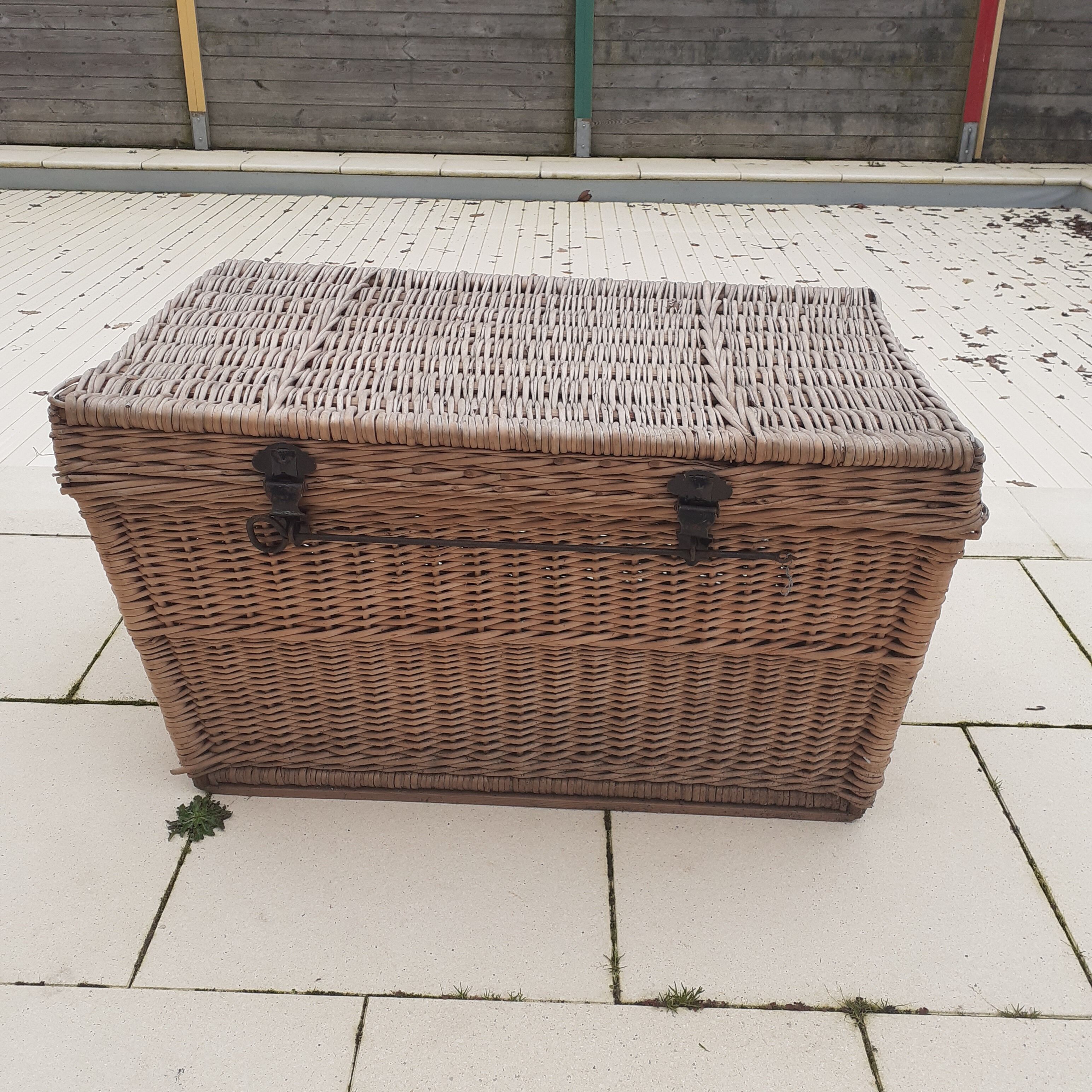 Large wicker trunk with its closing bar.