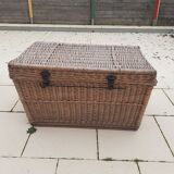 Large wicker trunk with its closing bar.