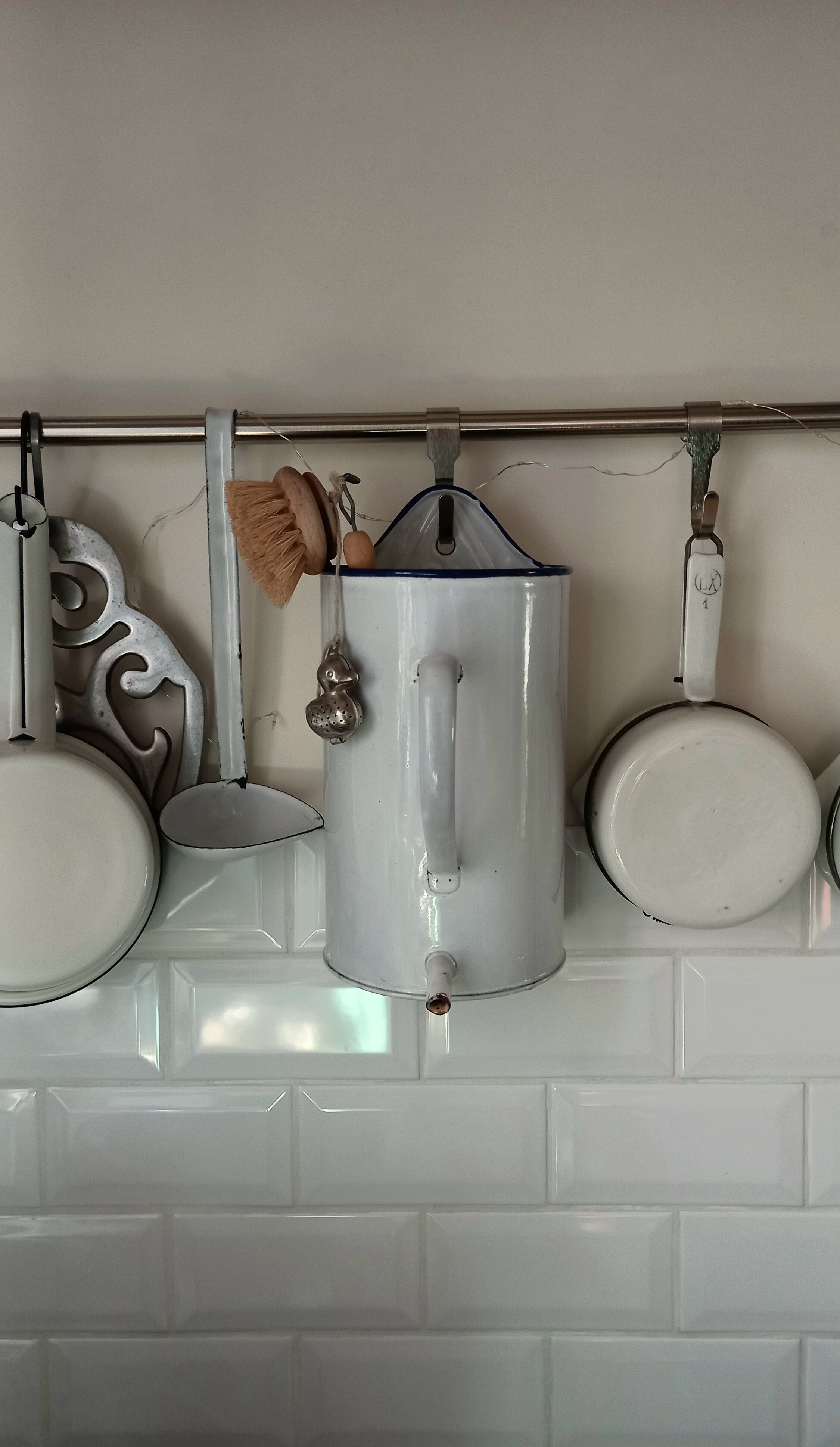 Old enema pot in enamelled sheet metal - Wall fountain Broc Graduated pot white enamel 50s