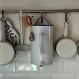 Old enema pot in enamelled sheet metal - Wall fountain Broc Graduated pot white enamel 50s