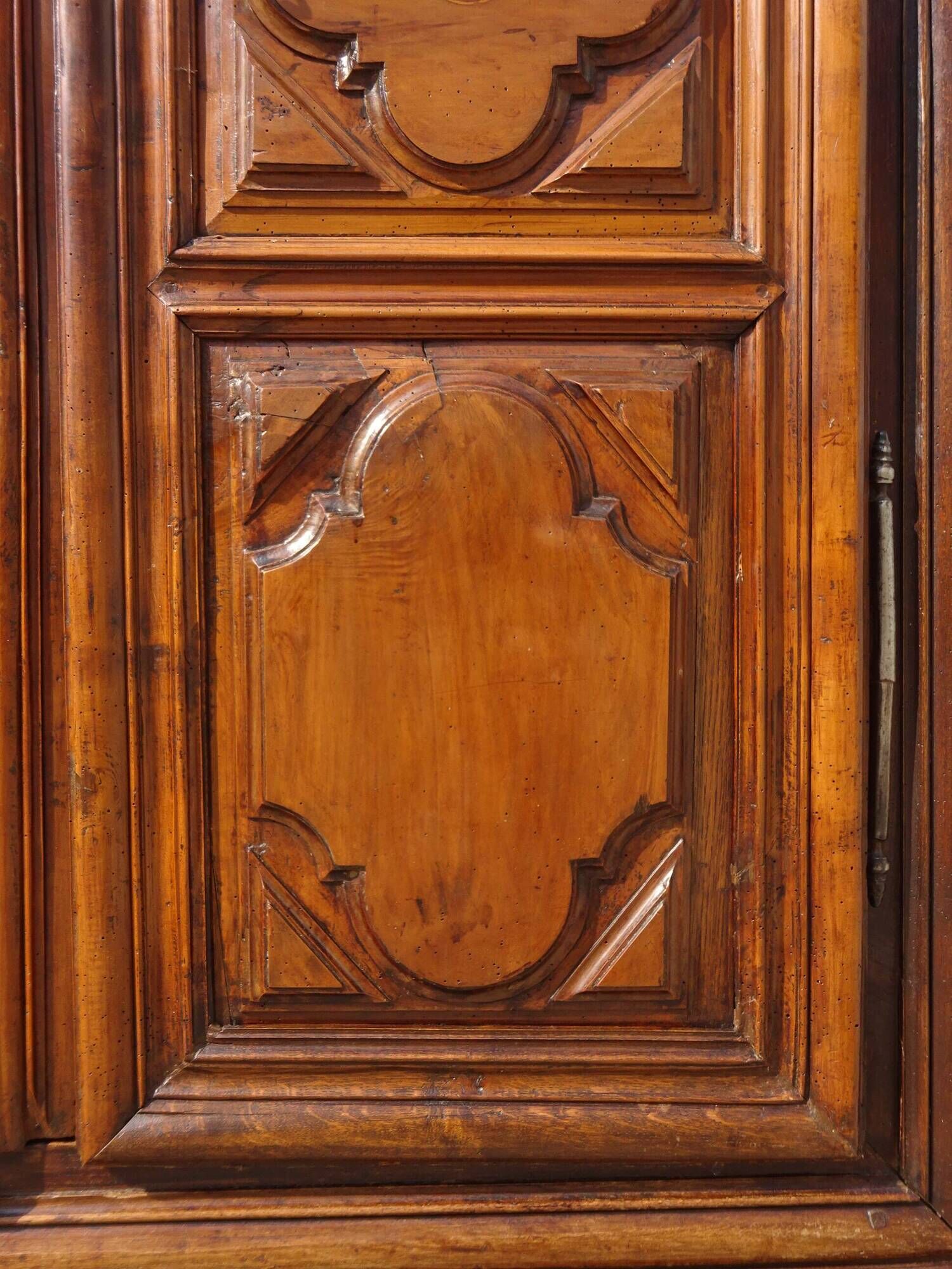 Ancienne armoire Louis XIII en noyer massif