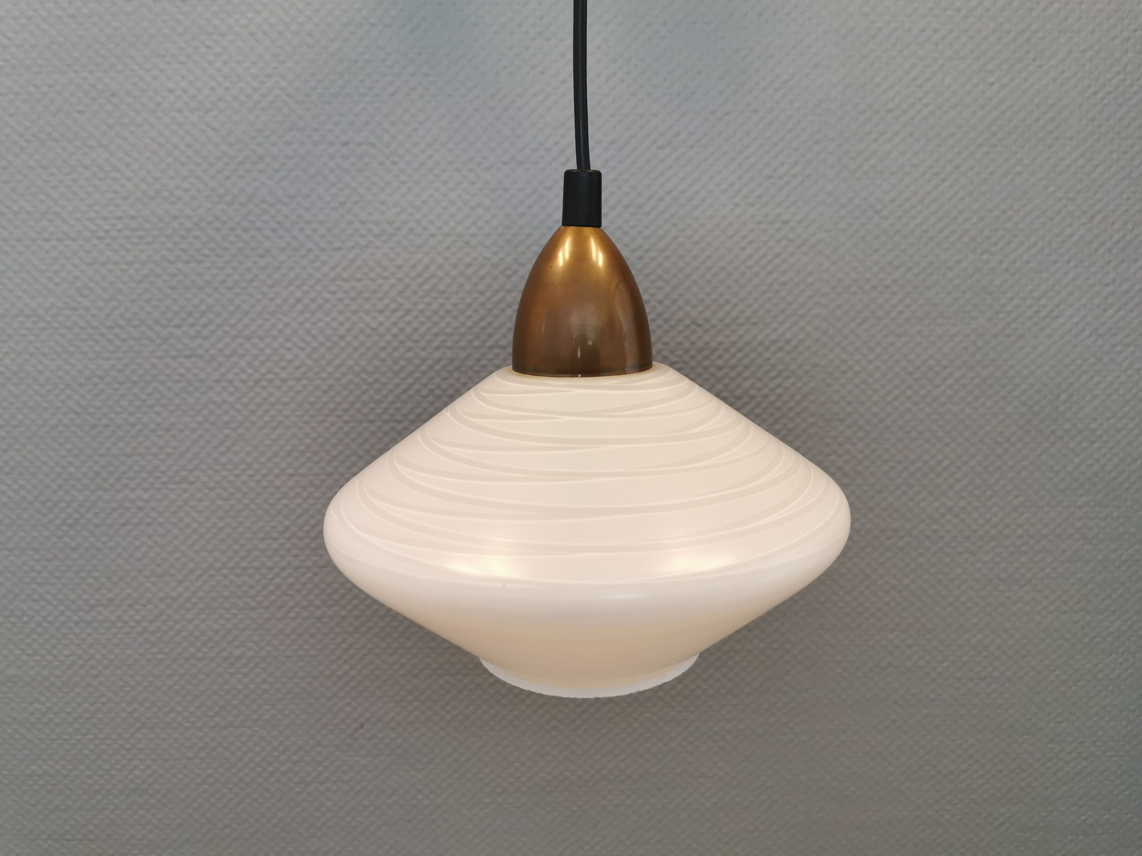 Suspension danoise, en verre blanc lait torsadé avec plateau en laiton