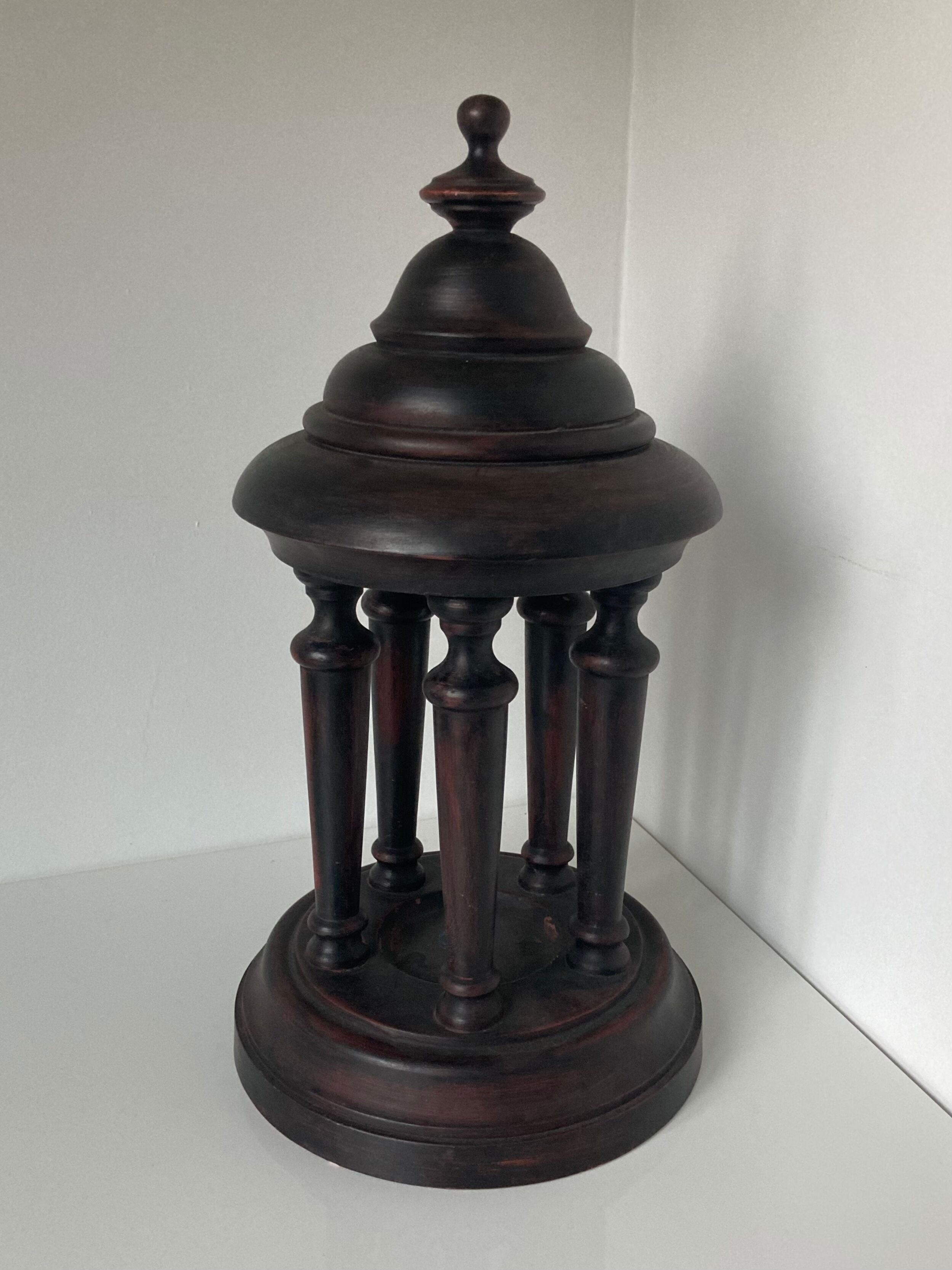 Indoor photophore in the shape of a Temple of Love